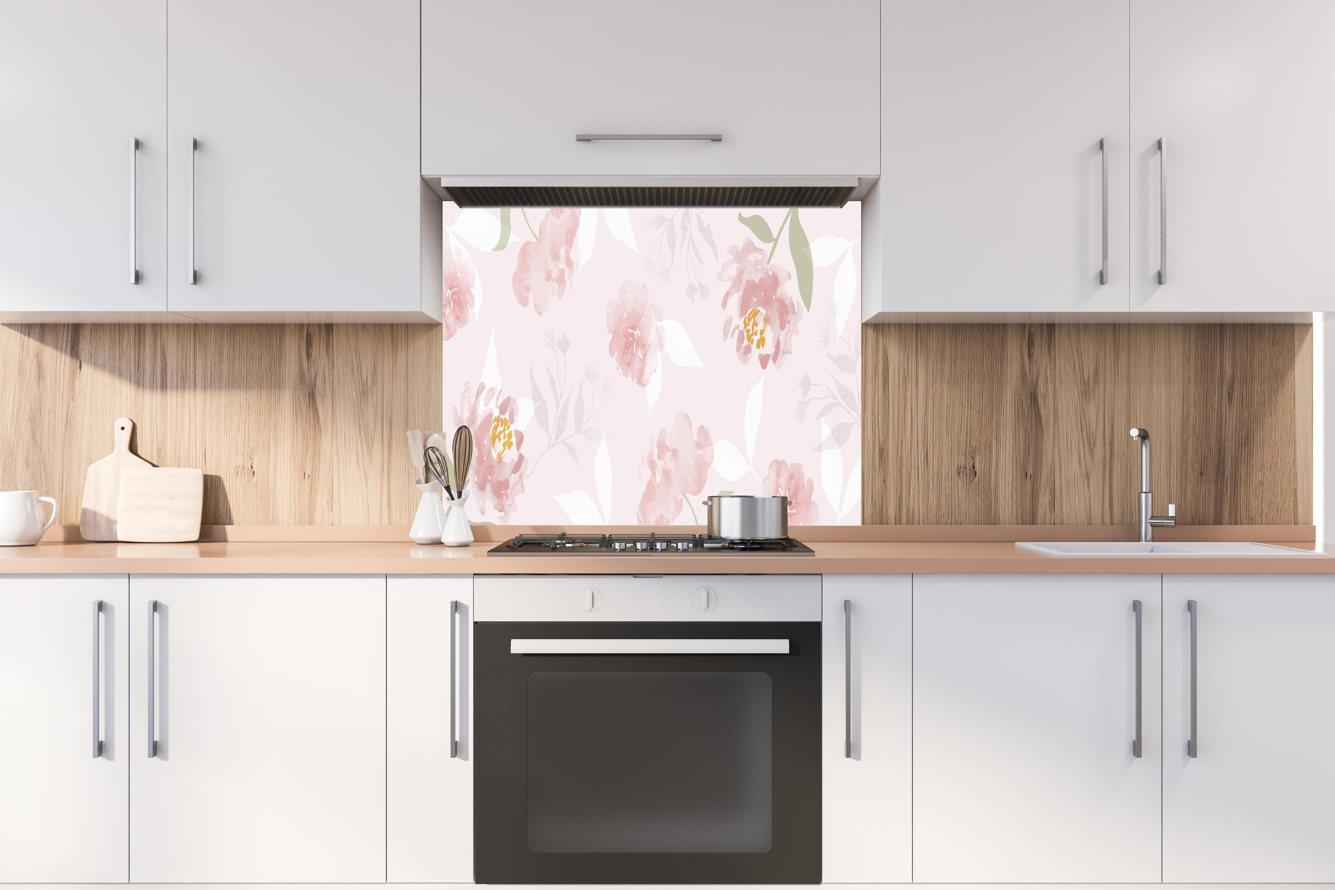 Spritzschutz - Zartes Rosa-Beige Blüten Aquarellmuster hinter einem Cerankochfeld zwischen Holz-Kochutensilien