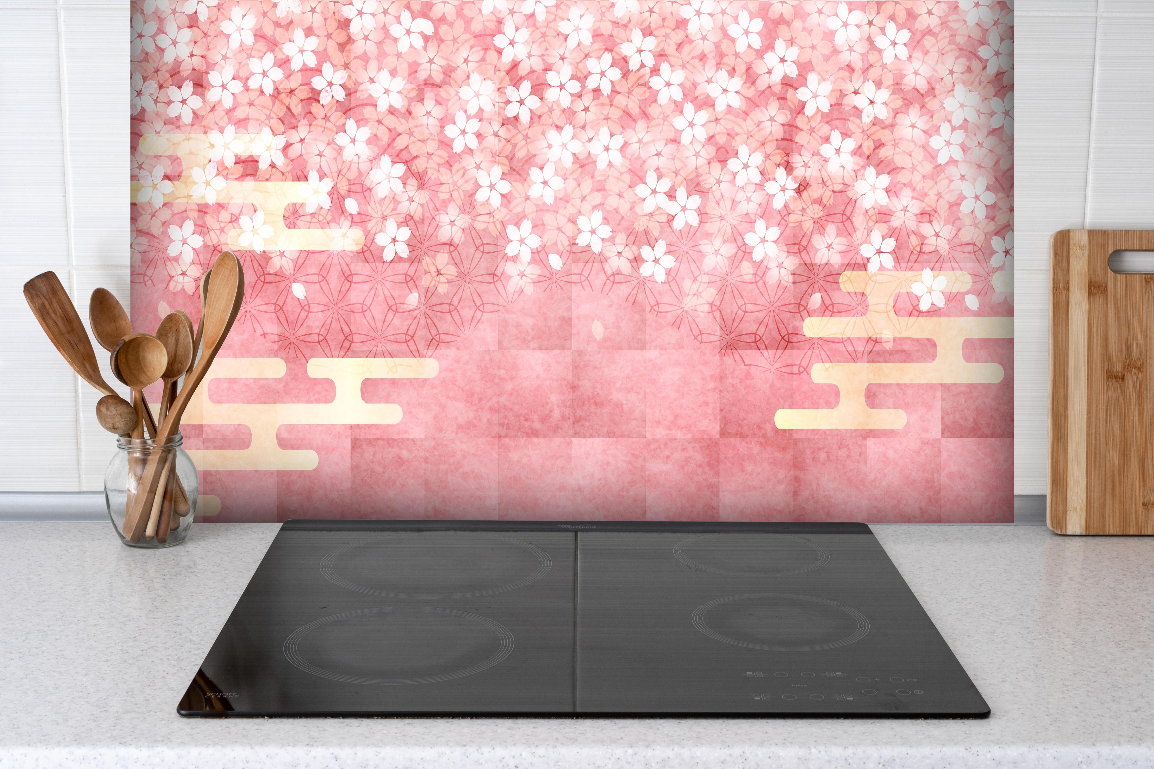 Spritzschutz - Zartes Rosa Sakura Blüten Design hinter einem Cerankochfeld zwischen Holz-Kochutensilien