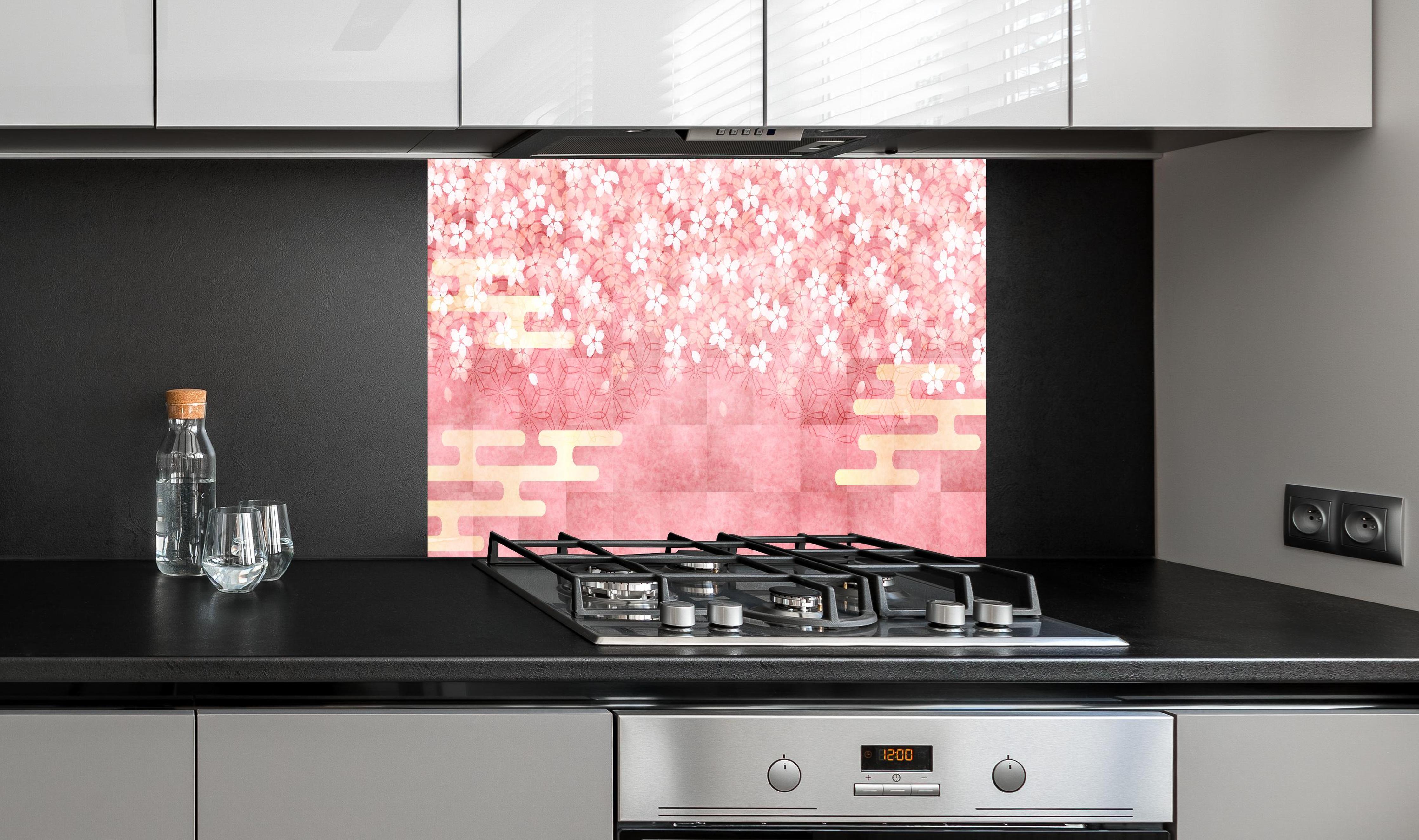 Spritzschutz - Zartes Rosa Sakura Blüten Design hinter einem Cerankochfeld zwischen Holz-Kochutensilien