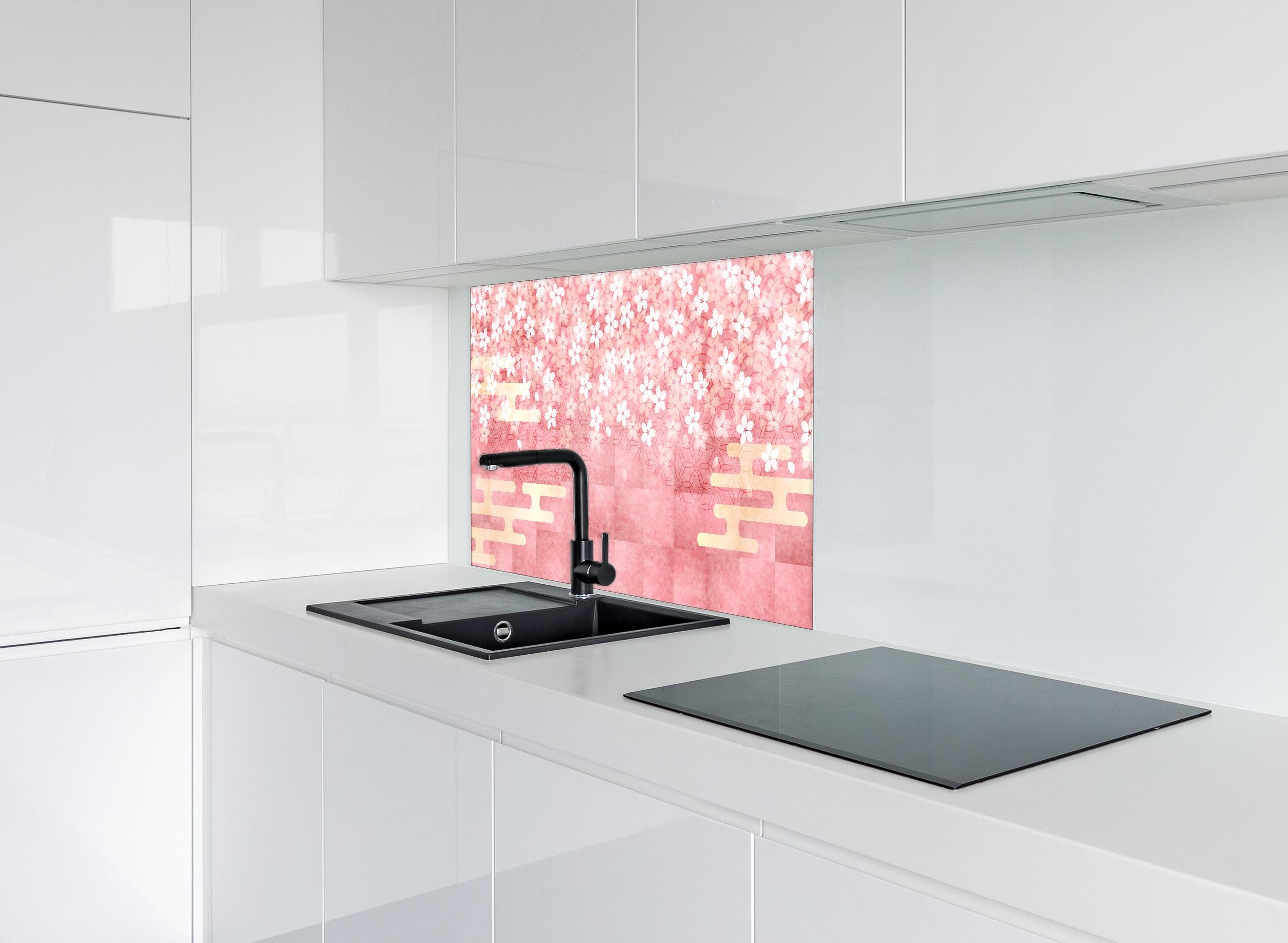 Spritzschutz - Zartes Rosa Sakura Blüten Design hinter einem Cerankochfeld zwischen Holz-Kochutensilien