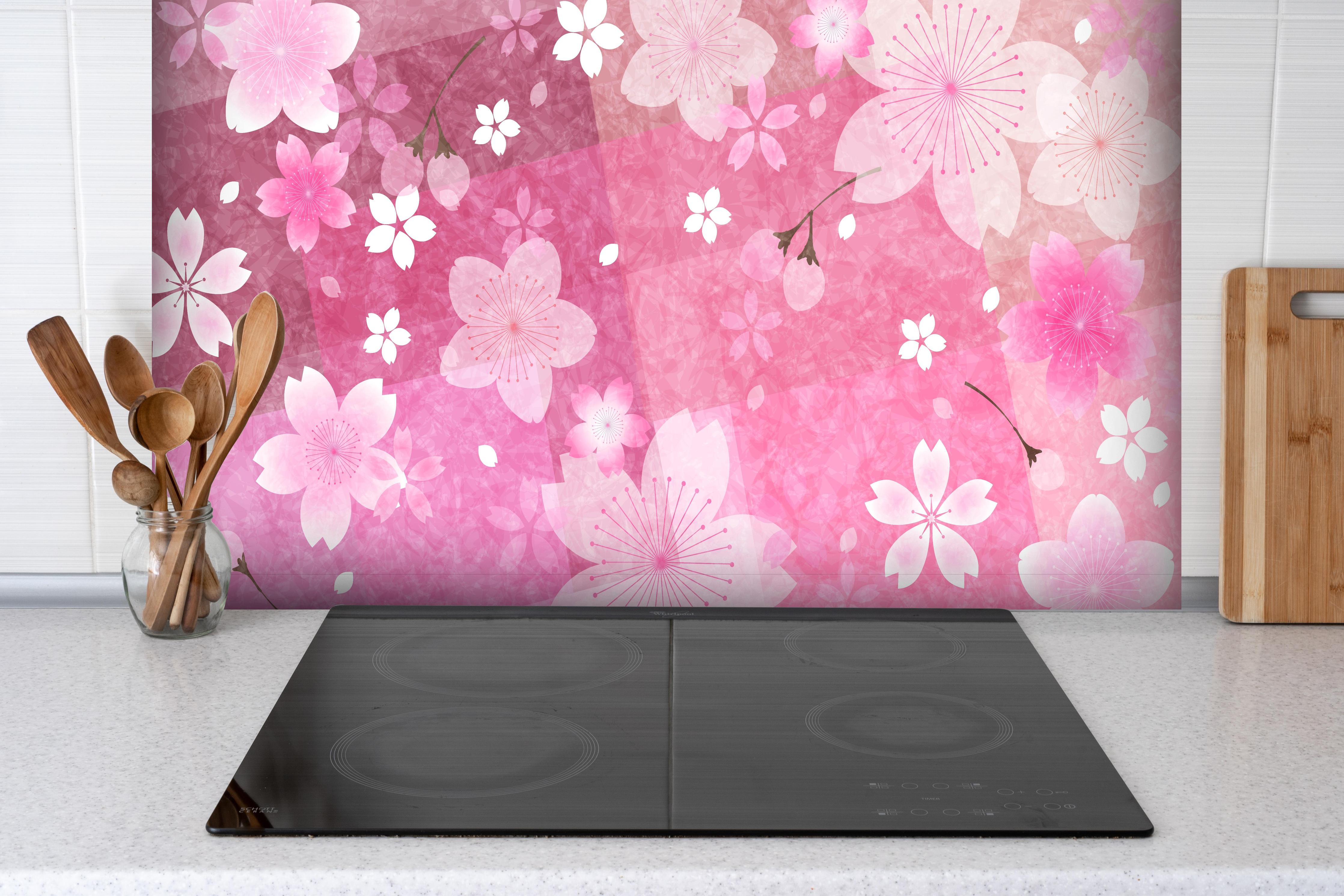 Spritzschutz - Zartes Sakura Blumenmuster in Rosa Tönen hinter einem Cerankochfeld zwischen Holz-Kochutensilien