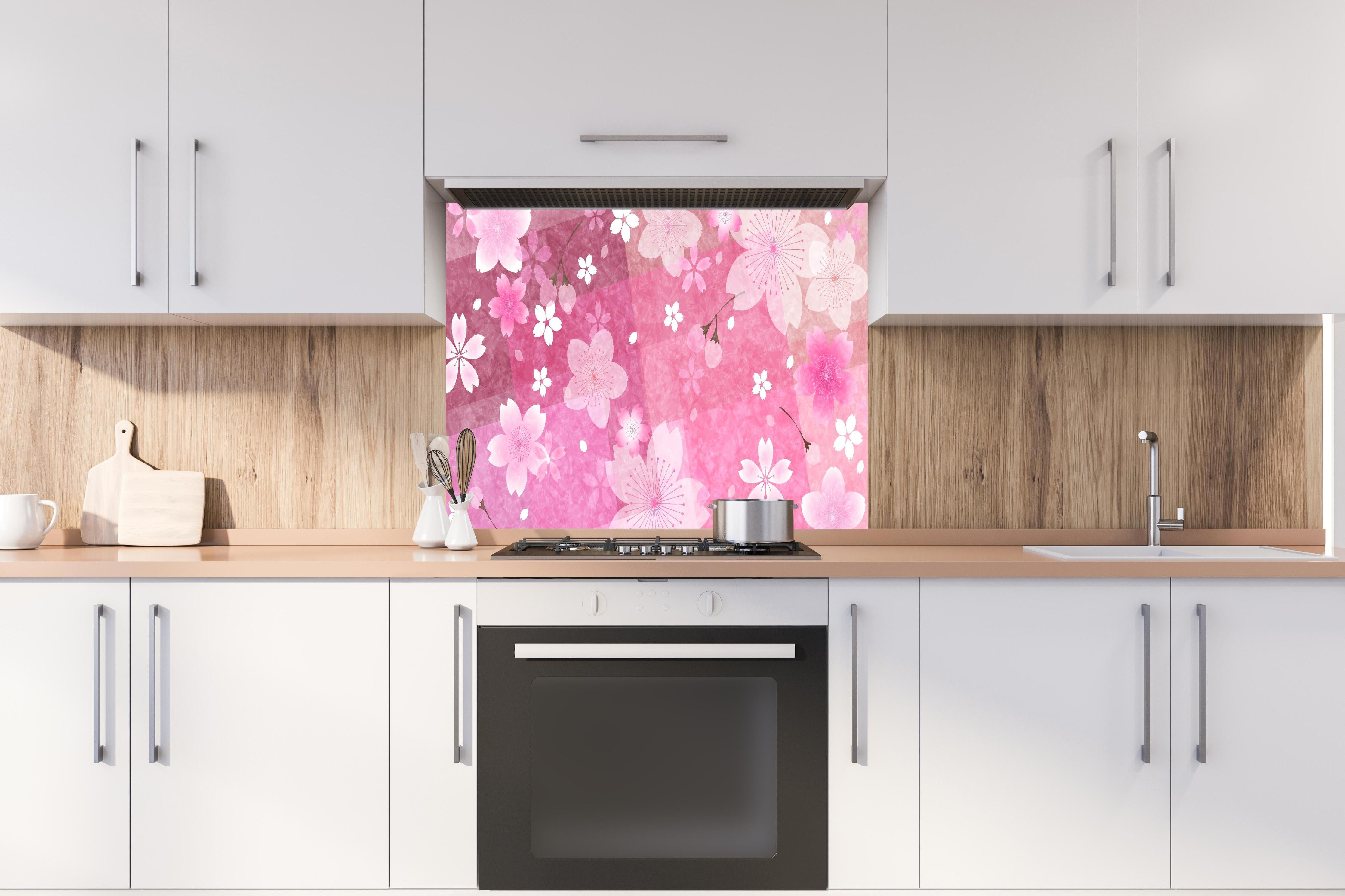 Spritzschutz - Zartes Sakura Blumenmuster in Rosa Tönen hinter einem Cerankochfeld zwischen Holz-Kochutensilien