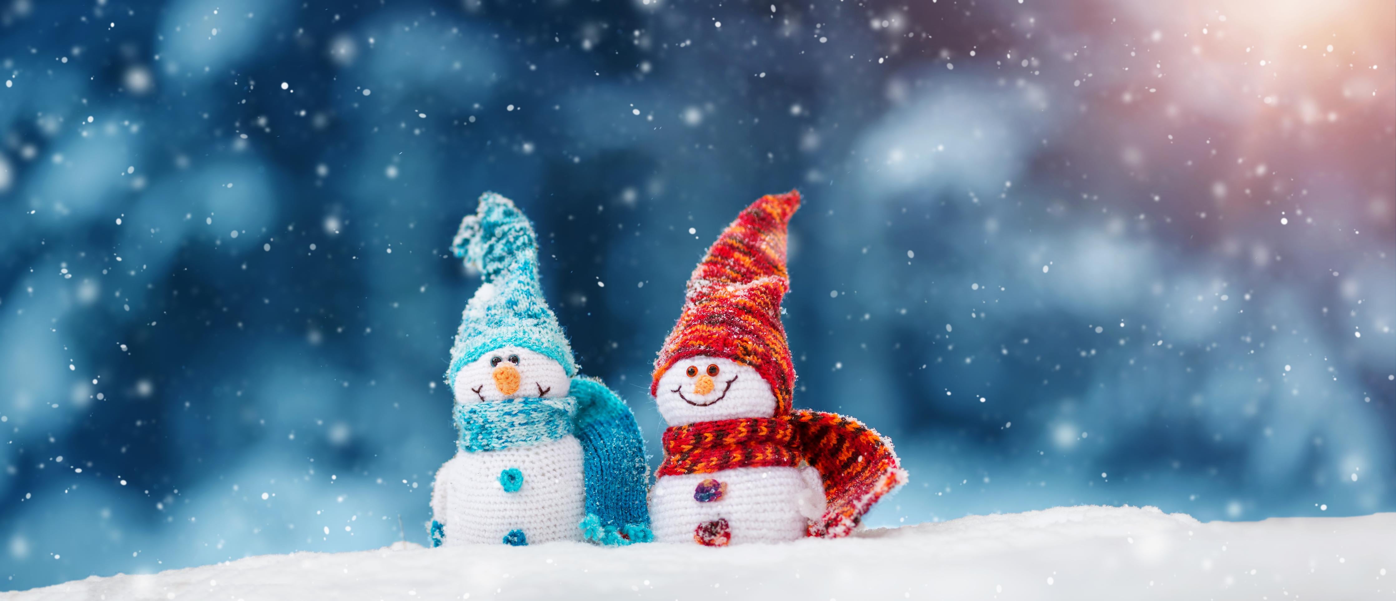 Spritzschutz-Zauberhafte Schneemänner auf weichem Schnee