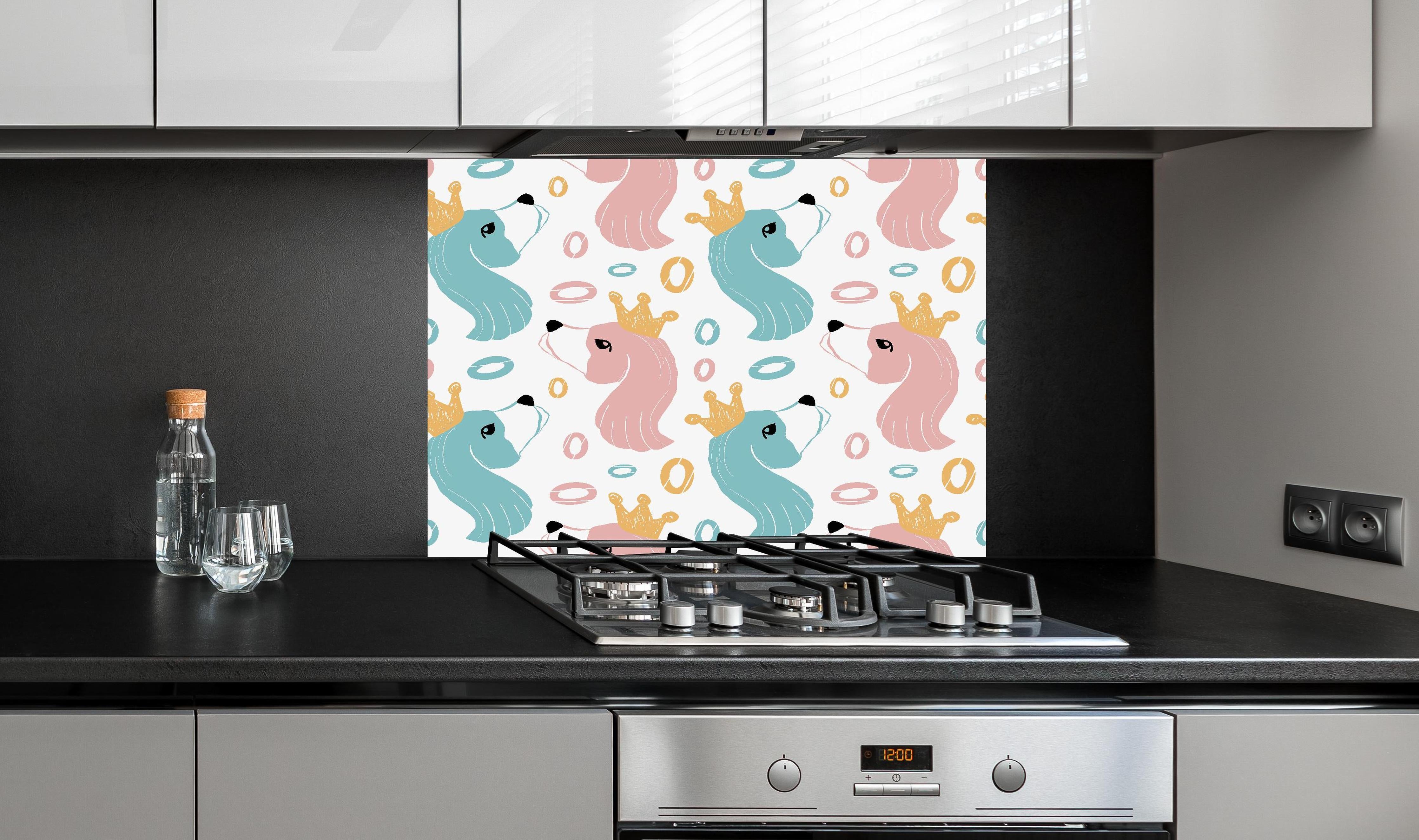 Spritzschutz - Zauberhaftes Einhorn-Muster mit Krönchen hinter einem Cerankochfeld zwischen Holz-Kochutensilien