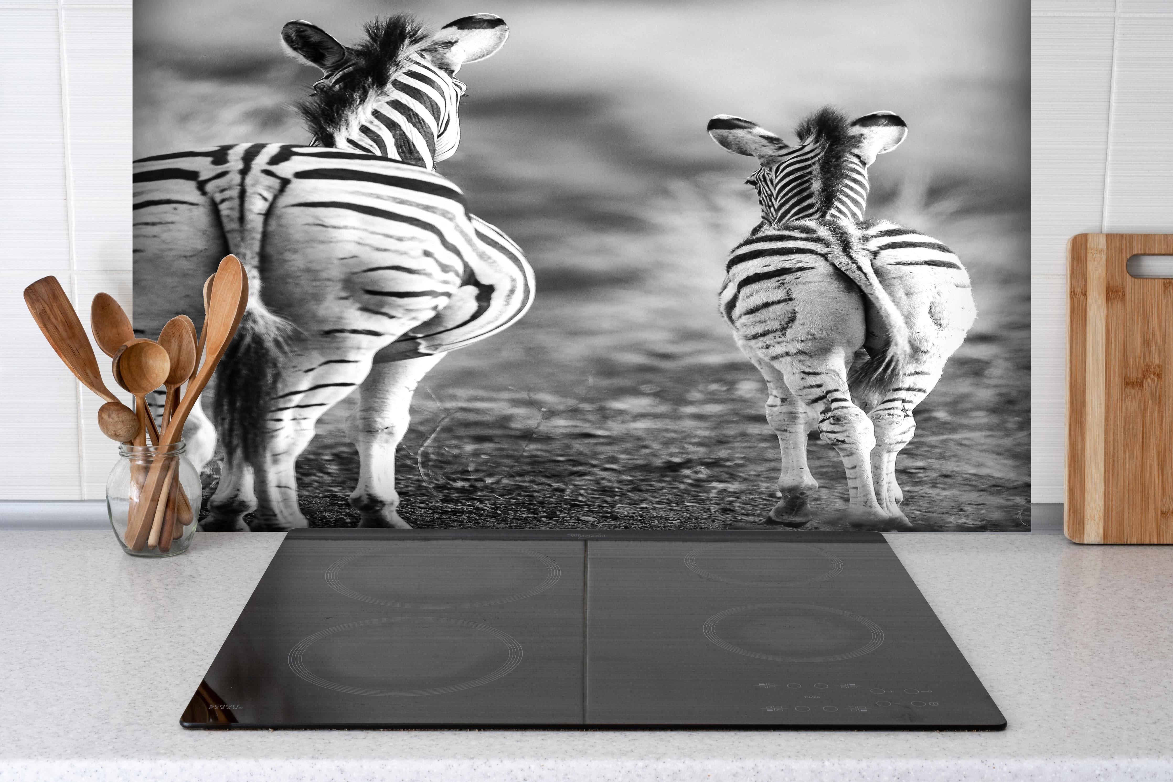 Spritzschutz - Zebra - schwarz-weiß hinter einem Cerankochfeld zwischen Holz-Kochutensilien