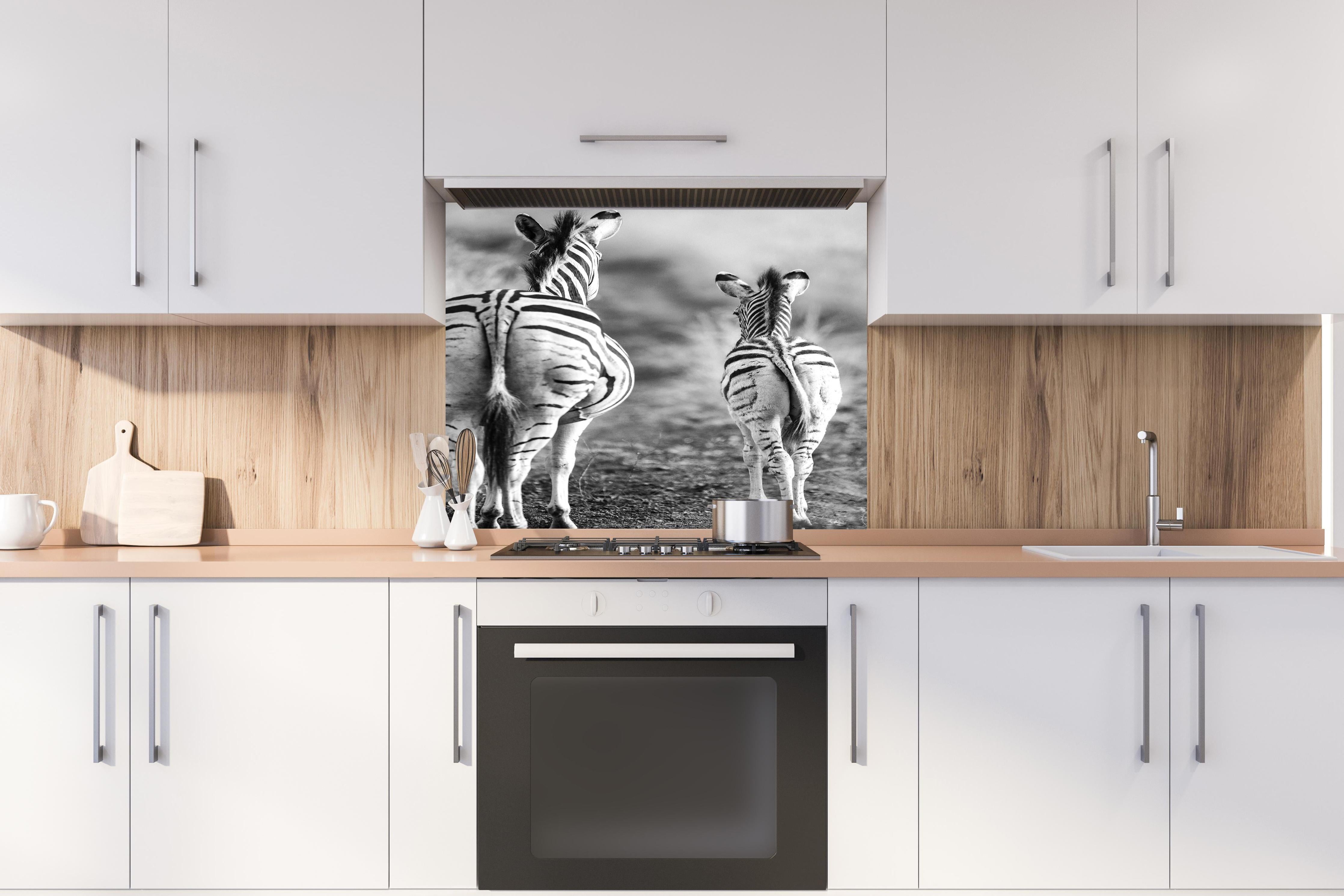 Spritzschutz - Zebra - schwarz-weiß hinter einem Cerankochfeld zwischen Holz-Kochutensilien