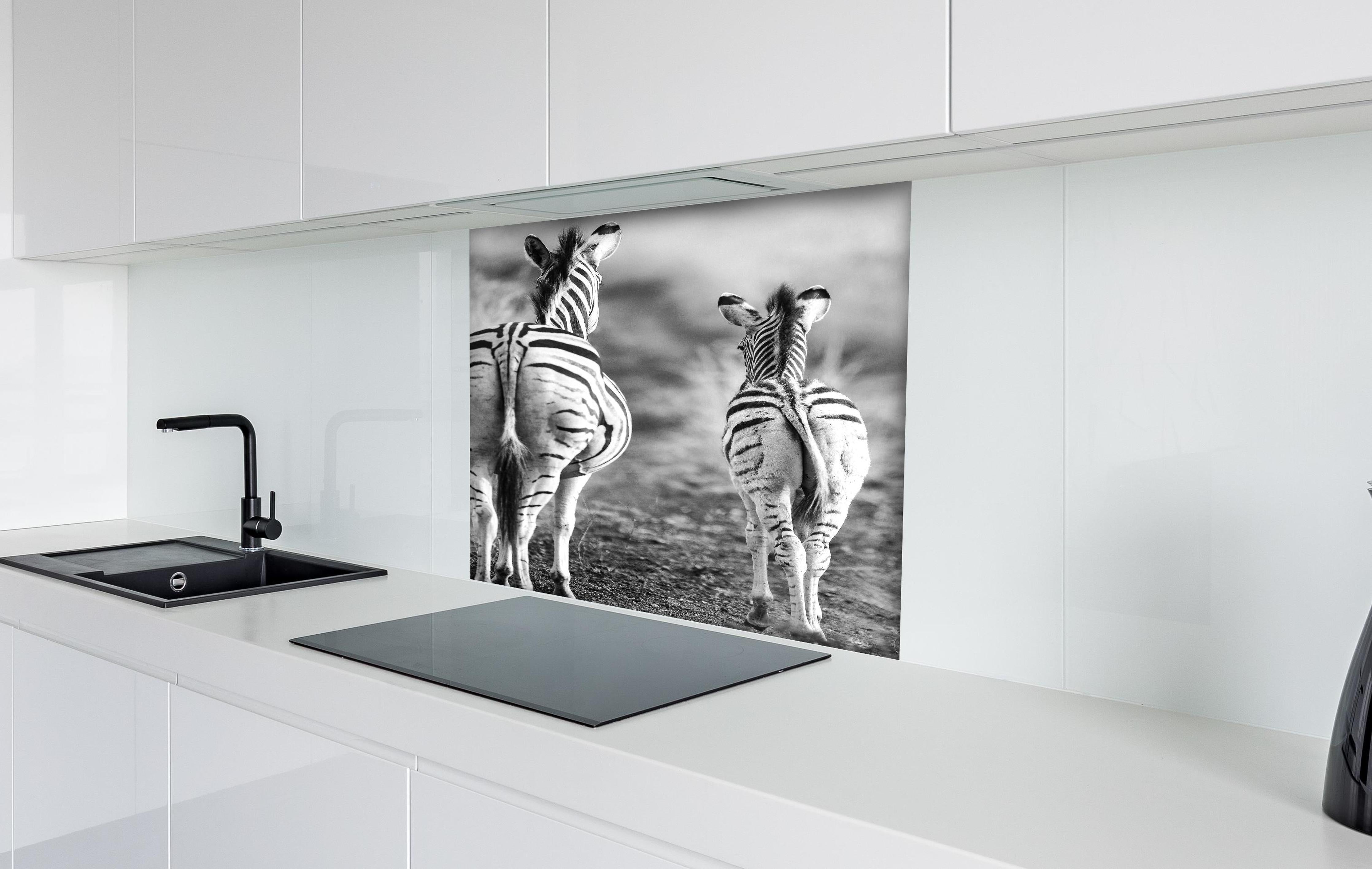 Spritzschutz - Zebra - schwarz-weiß hinter einem Cerankochfeld zwischen Holz-Kochutensilien