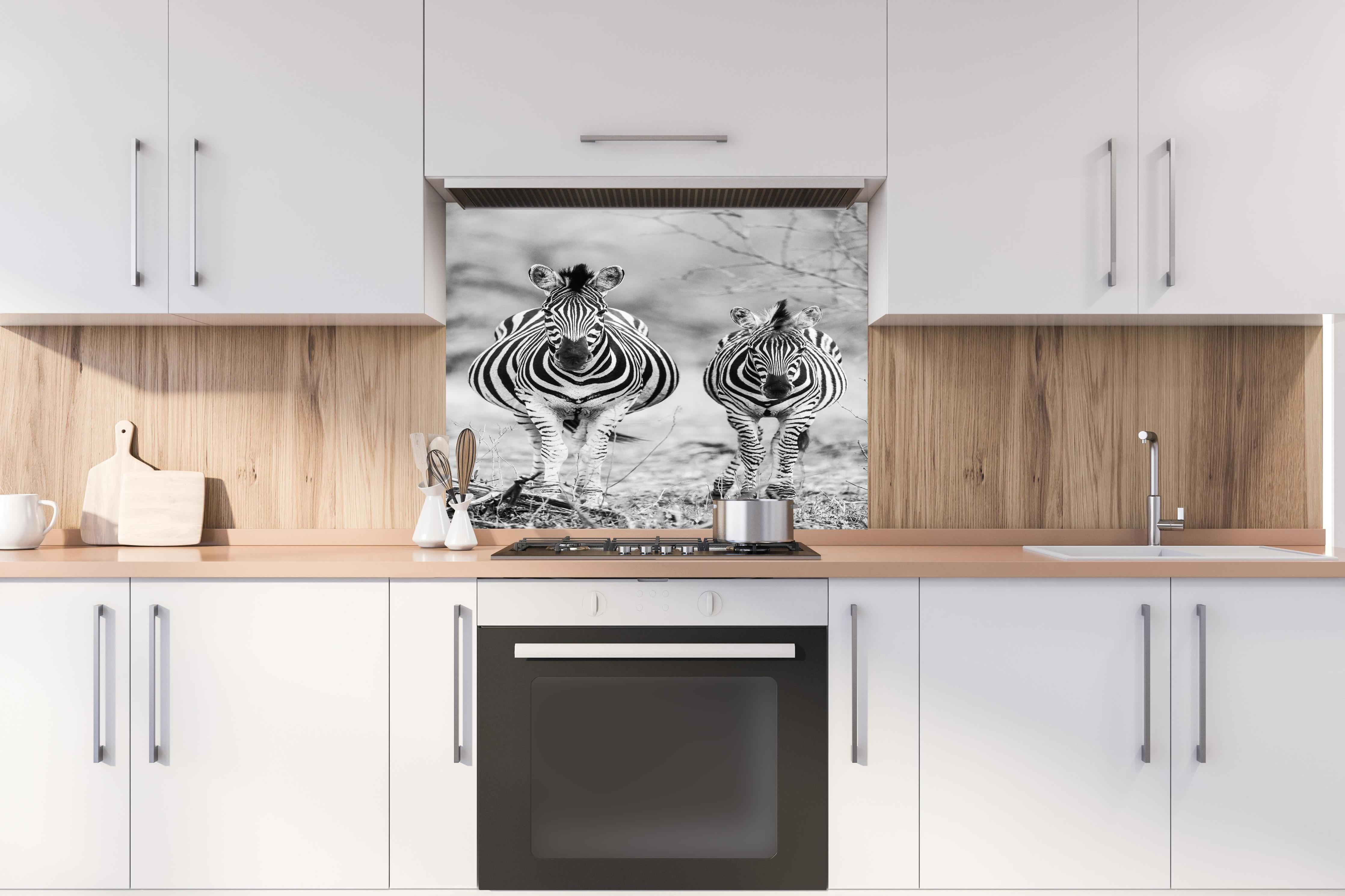 Spritzschutz - Zebrapaar in Schwarz-Weiß-Kontrast hinter einem Cerankochfeld zwischen Holz-Kochutensilien