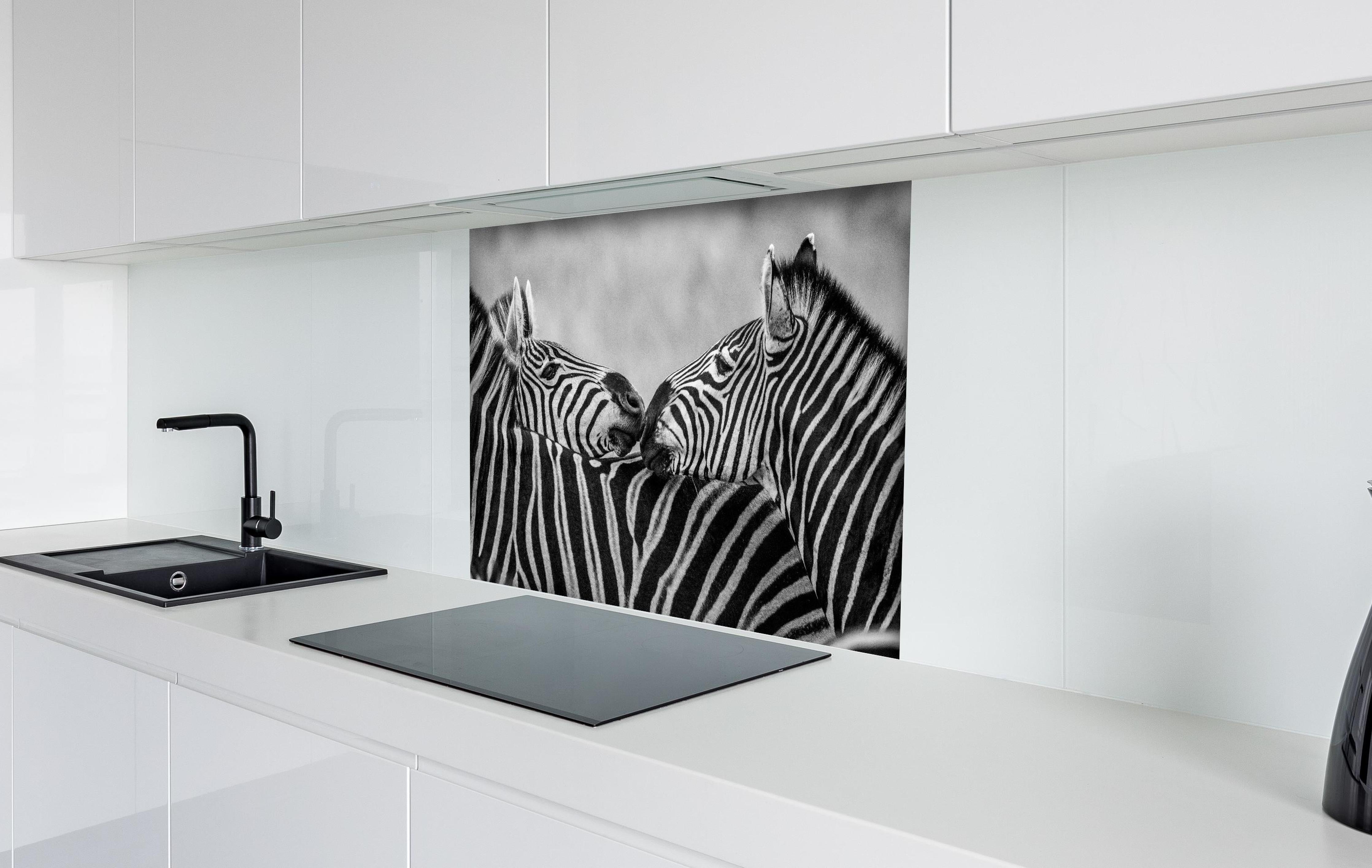 Spritzschutz - Zebras - Schwarz-weiß hinter einem Cerankochfeld zwischen Holz-Kochutensilien