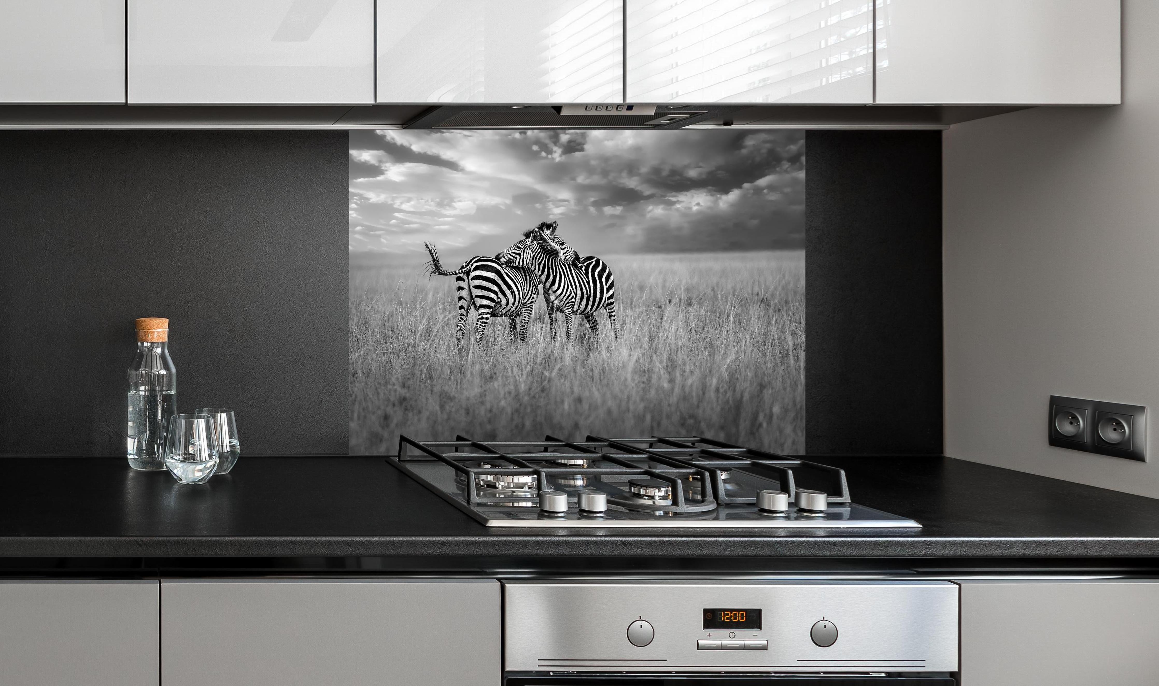 Spritzschutz - Zebras in ihrer Natur - Savanne hinter einem Cerankochfeld zwischen Holz-Kochutensilien