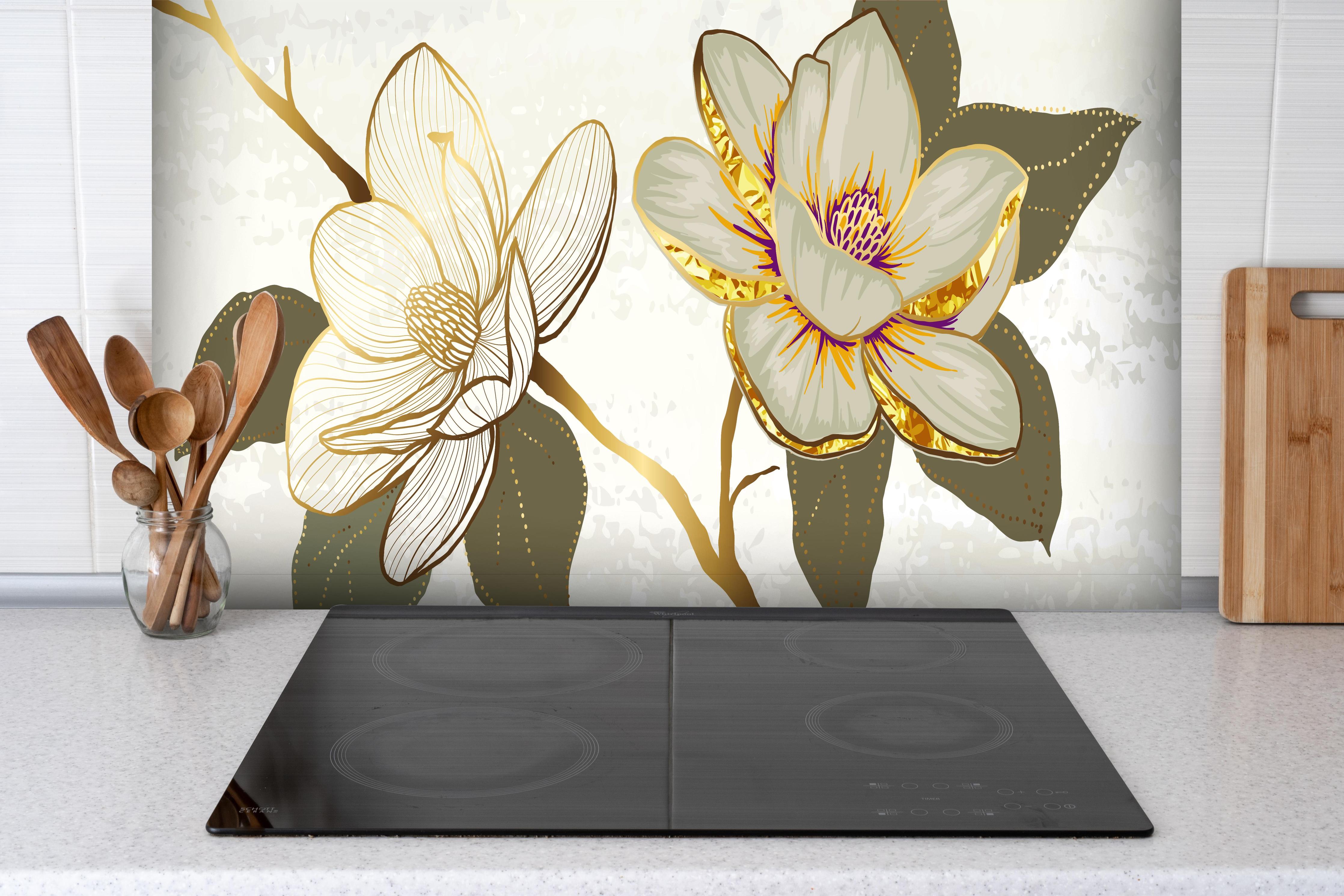 Spritzschutz - Zeichnung Magnolienblüten Weiß Gold Akzente hinter einem Cerankochfeld zwischen Holz-Kochutensilien