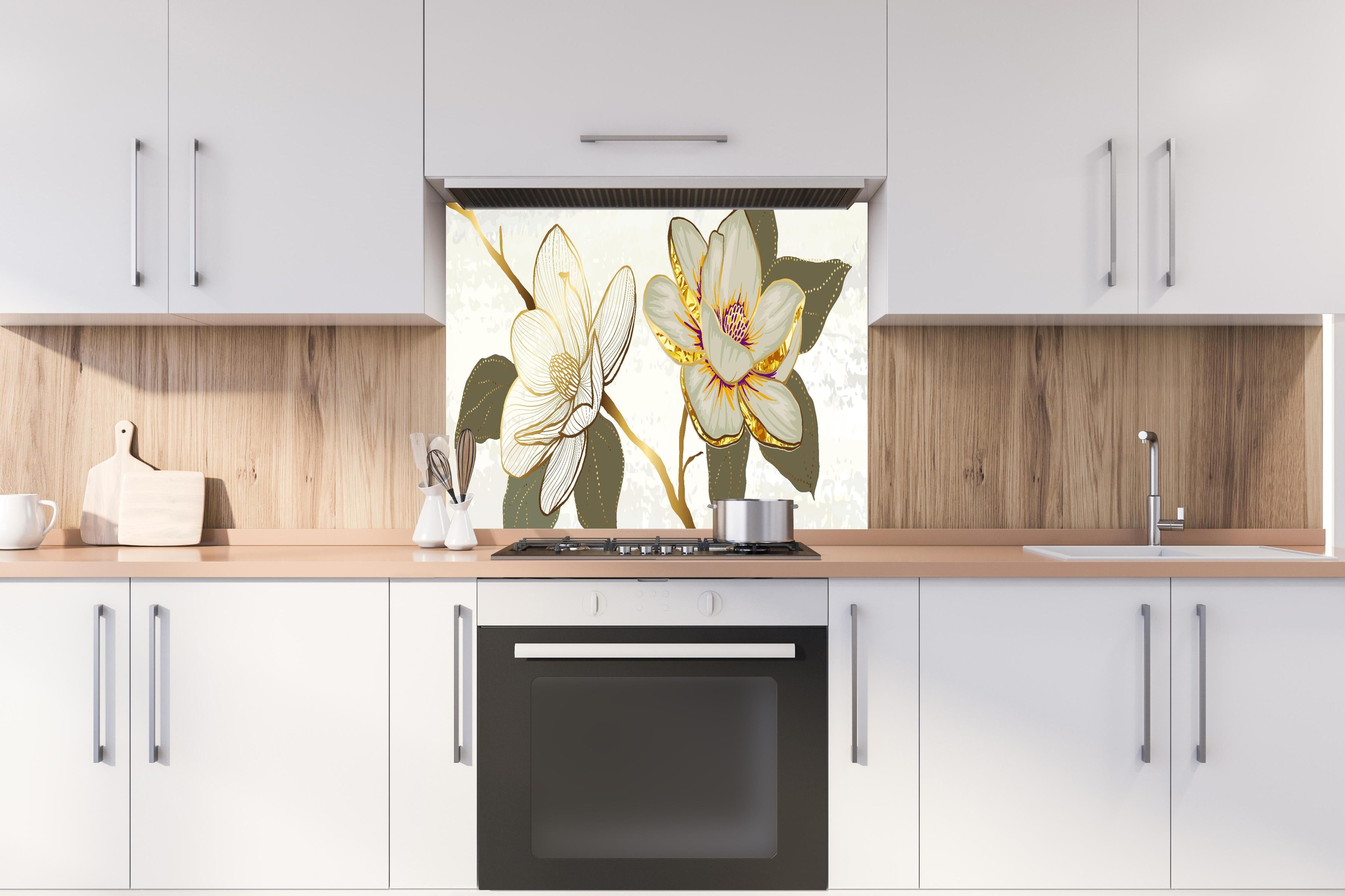 Spritzschutz - Zeichnung Magnolienblüten Weiß Gold Akzente hinter einem Cerankochfeld zwischen Holz-Kochutensilien