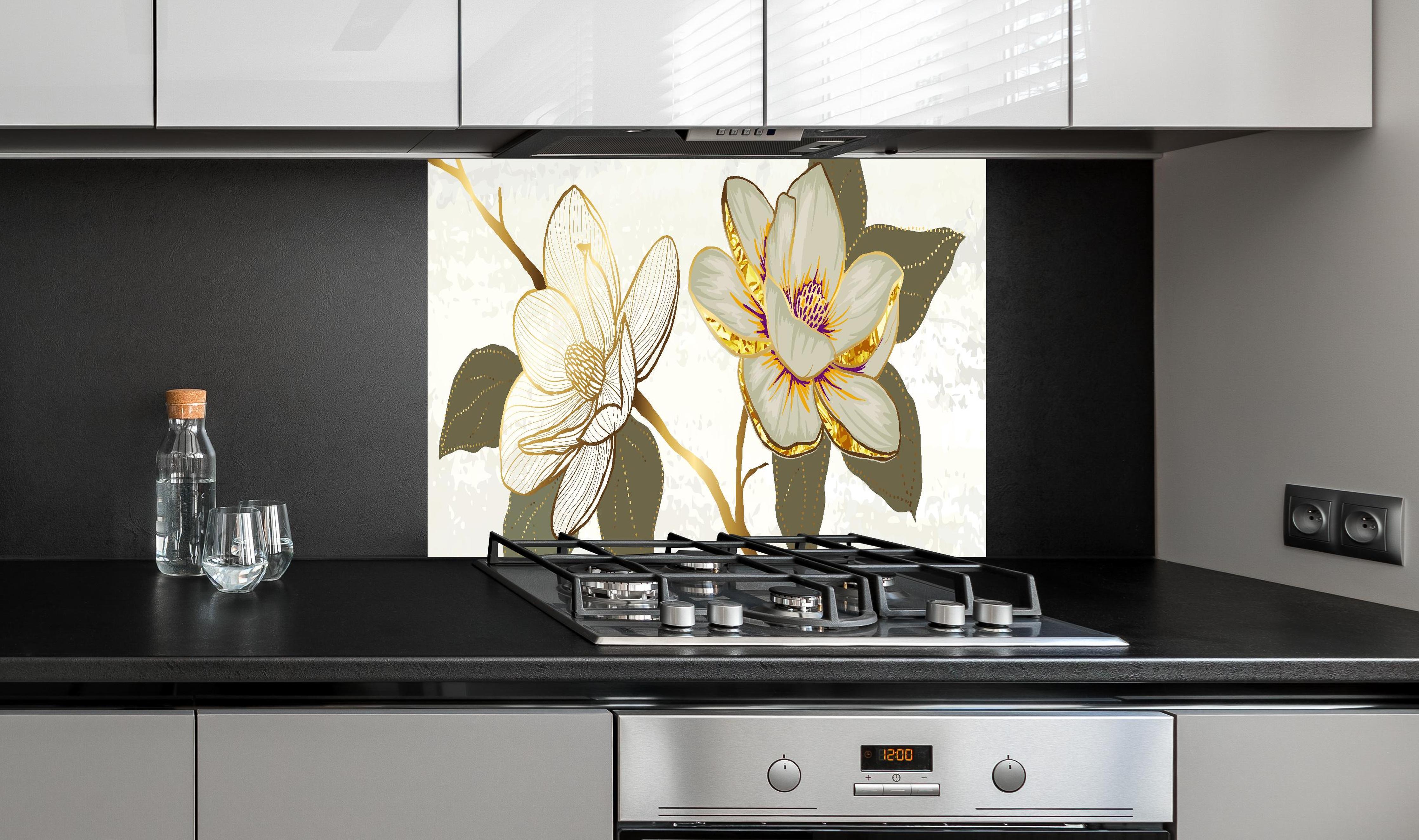 Spritzschutz - Zeichnung Magnolienblüten Weiß Gold Akzente hinter einem Cerankochfeld zwischen Holz-Kochutensilien