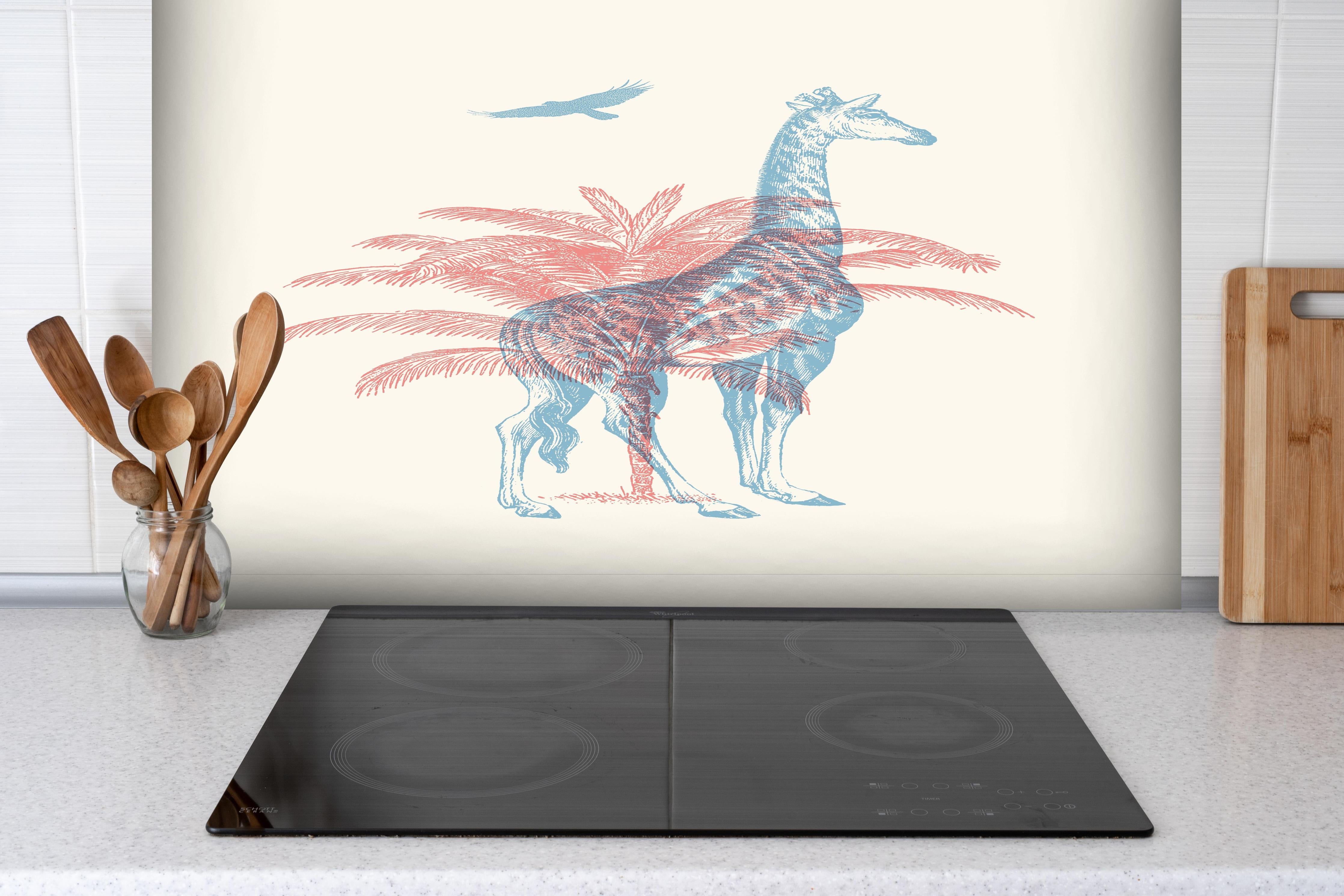 Spritzschutz - Zeichnung einer Giraffe - Moderne Kunst hinter einem Cerankochfeld zwischen Holz-Kochutensilien