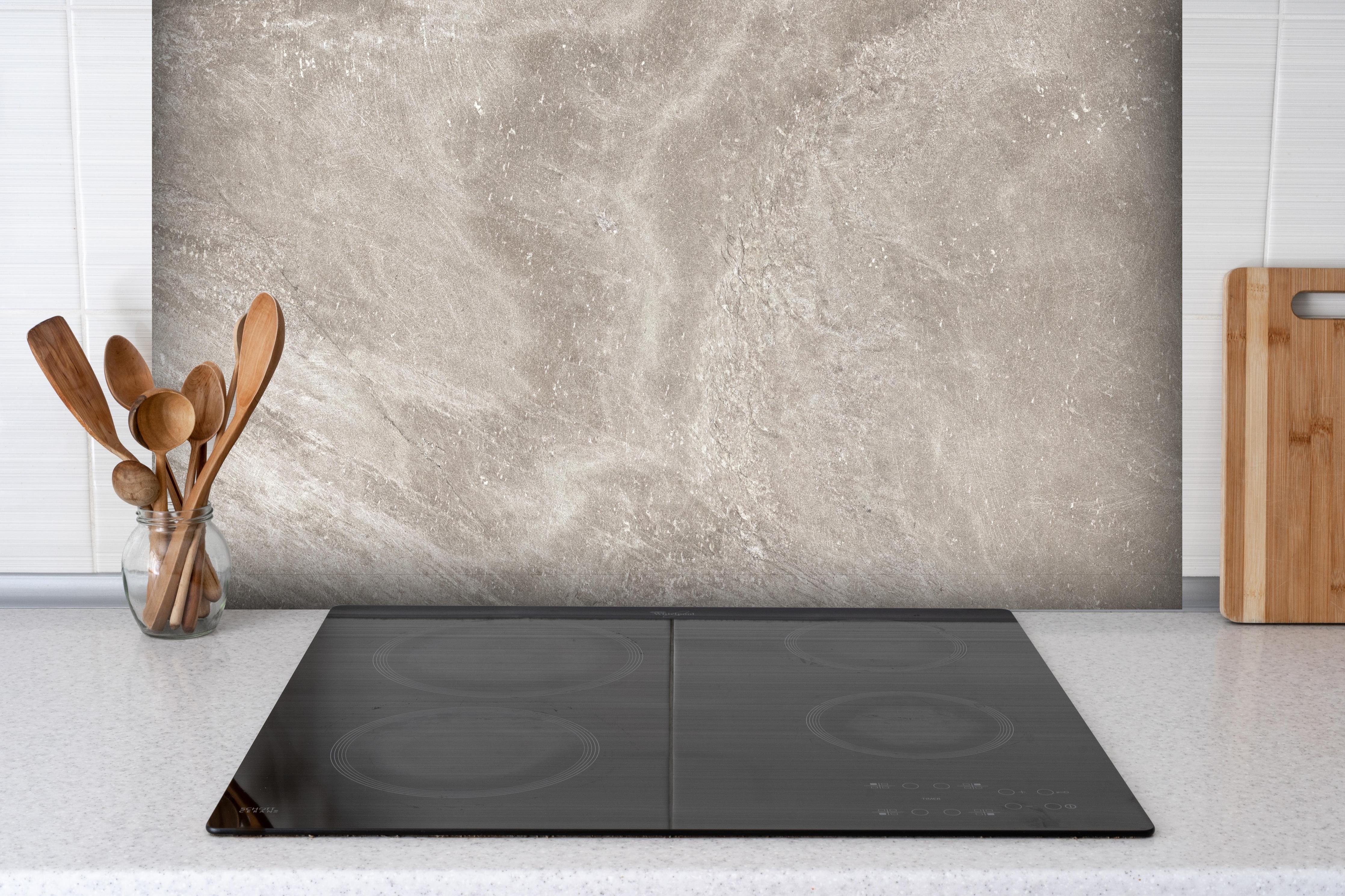 Spritzschutz - Zement Textur hinter einem Cerankochfeld zwischen Holz-Kochutensilien