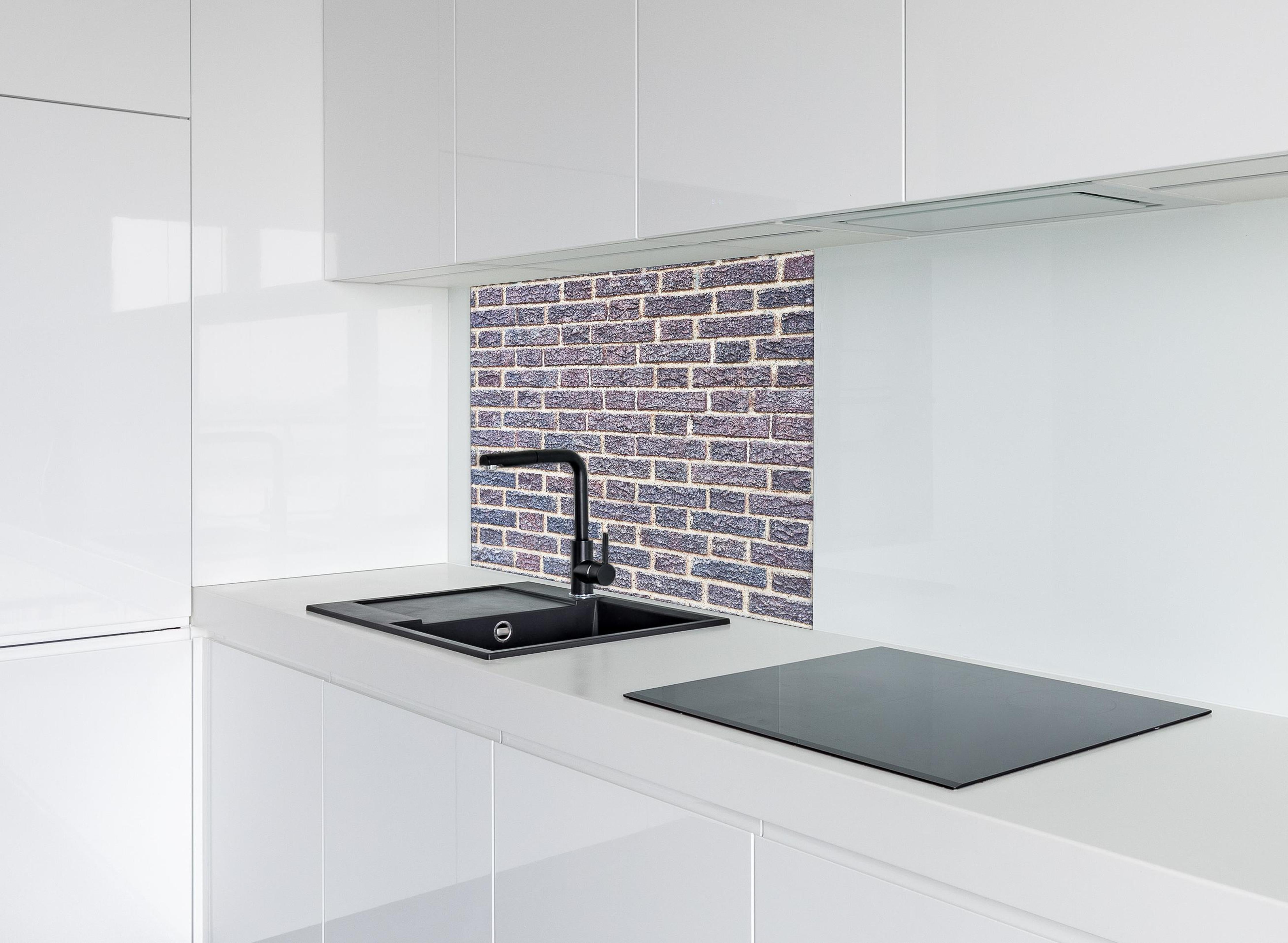 Spritzschutz - Zementmauertextur mit rissigen Fliesen hinter einem Cerankochfeld zwischen Holz-Kochutensilien