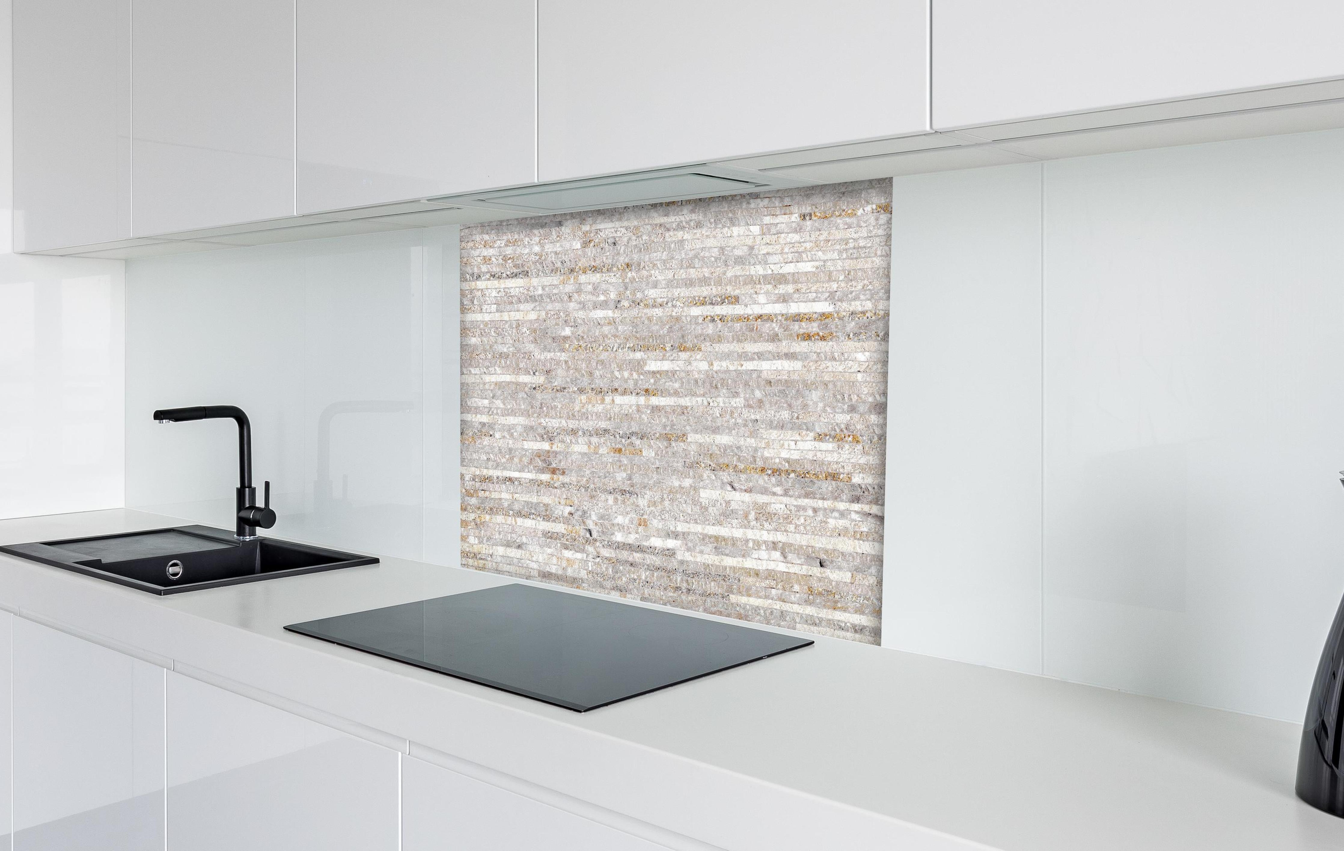 Spritzschutz - Ziegelsteinwand Struktur hinter einem Cerankochfeld zwischen Holz-Kochutensilien