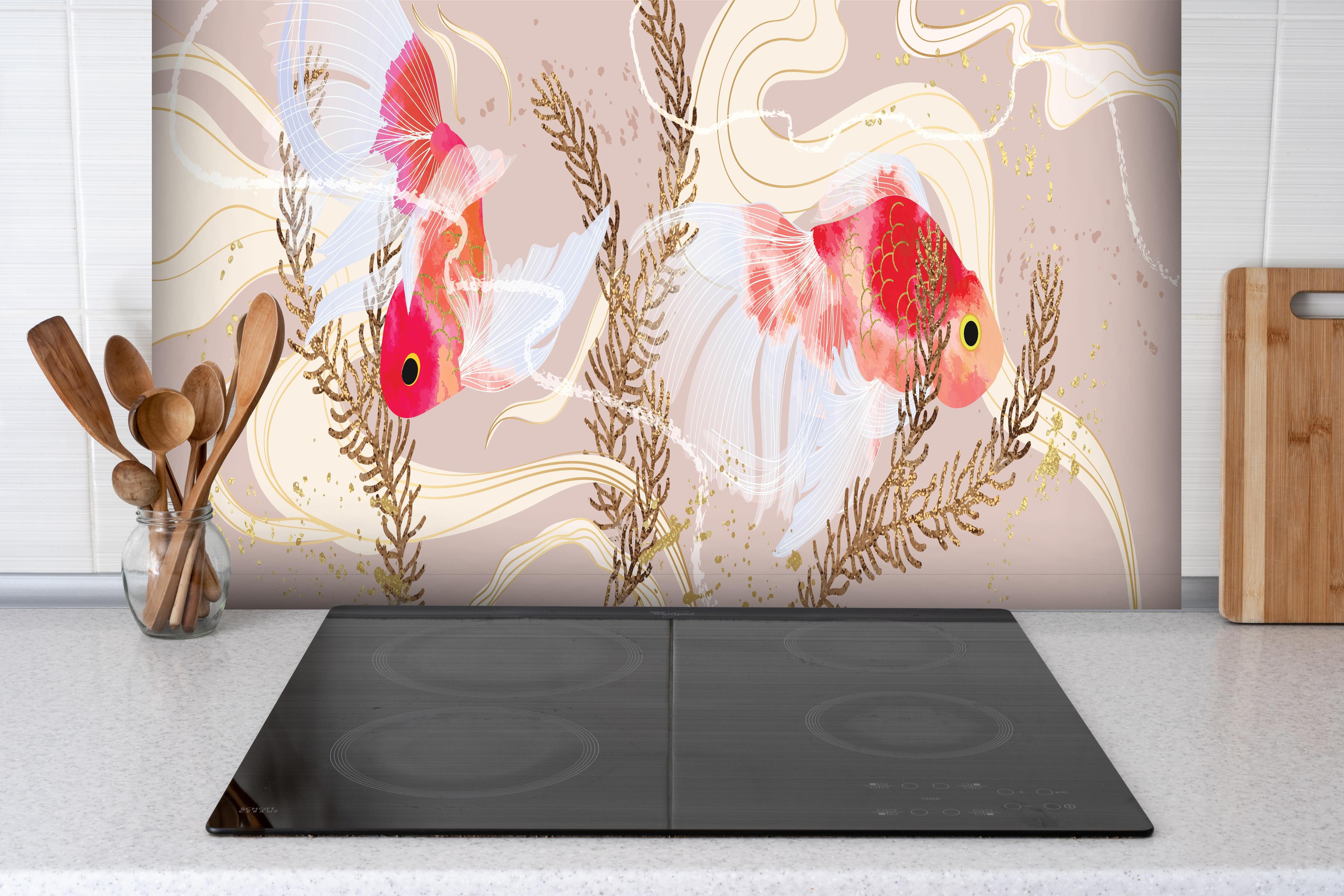 Spritzschutz - Zierfische Koi-Karpfen Aquarell-Design hinter einem Cerankochfeld zwischen Holz-Kochutensilien