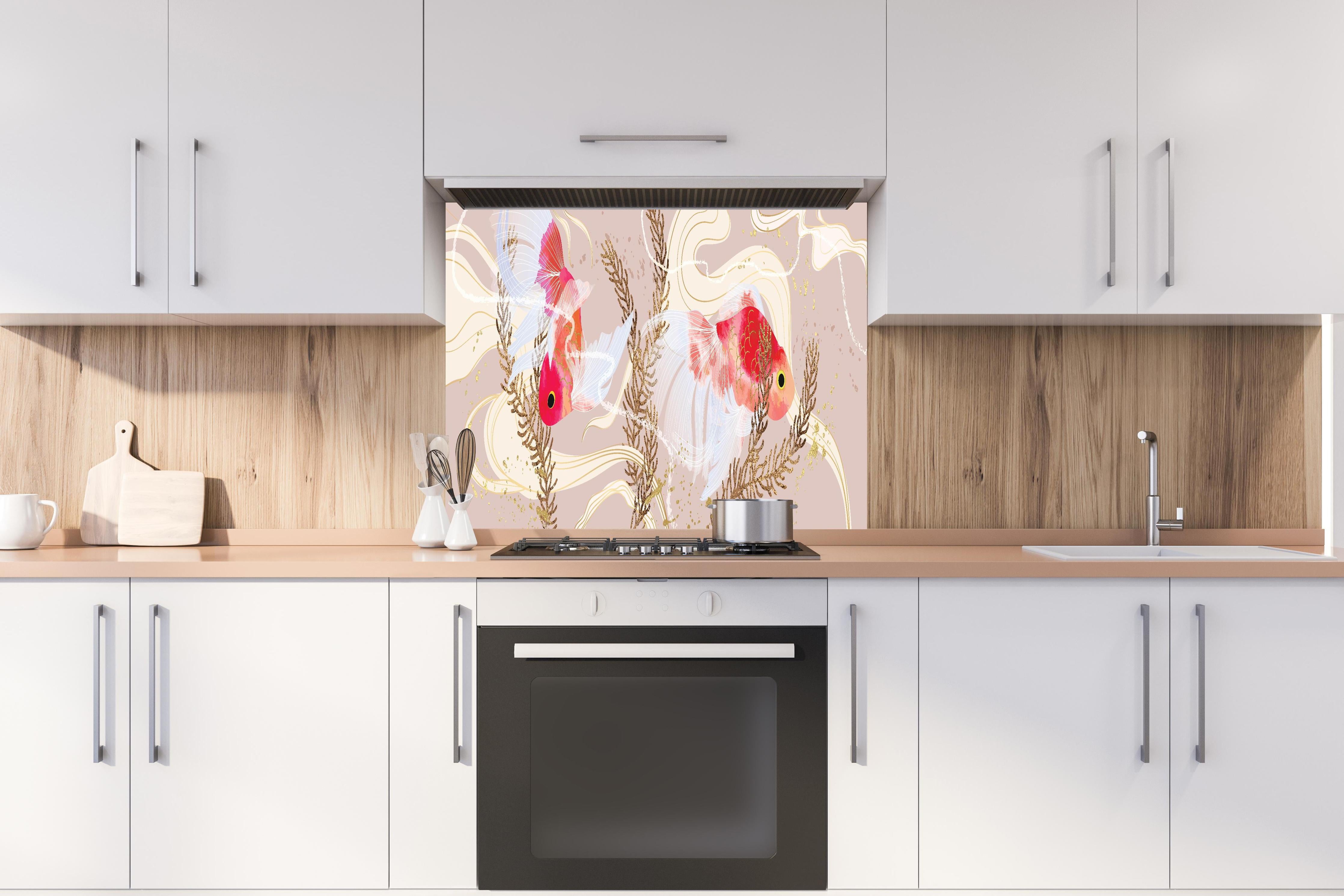 Spritzschutz - Zierfische Koi-Karpfen Aquarell-Design hinter einem Cerankochfeld zwischen Holz-Kochutensilien