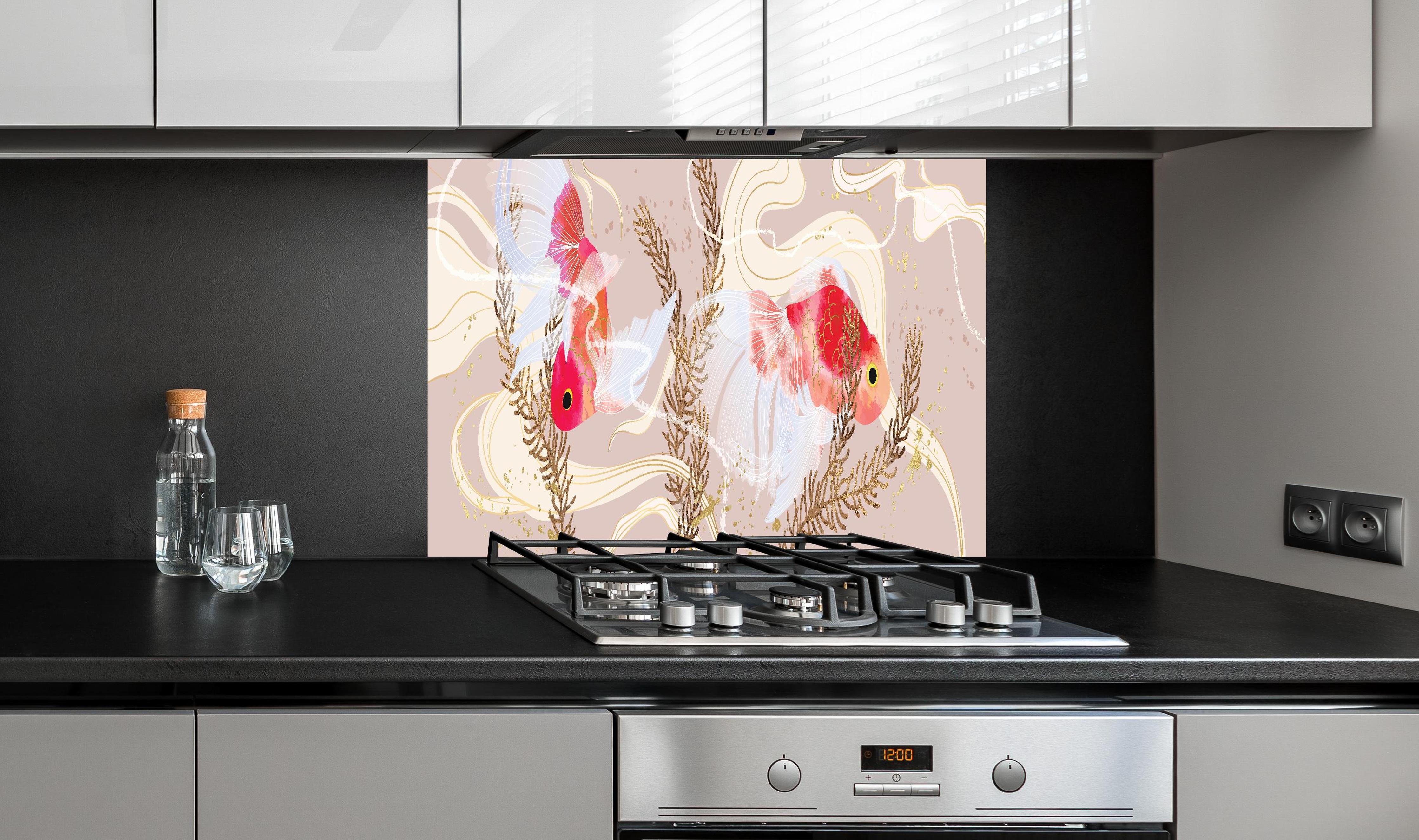 Spritzschutz - Zierfische Koi-Karpfen Aquarell-Design hinter einem Cerankochfeld zwischen Holz-Kochutensilien