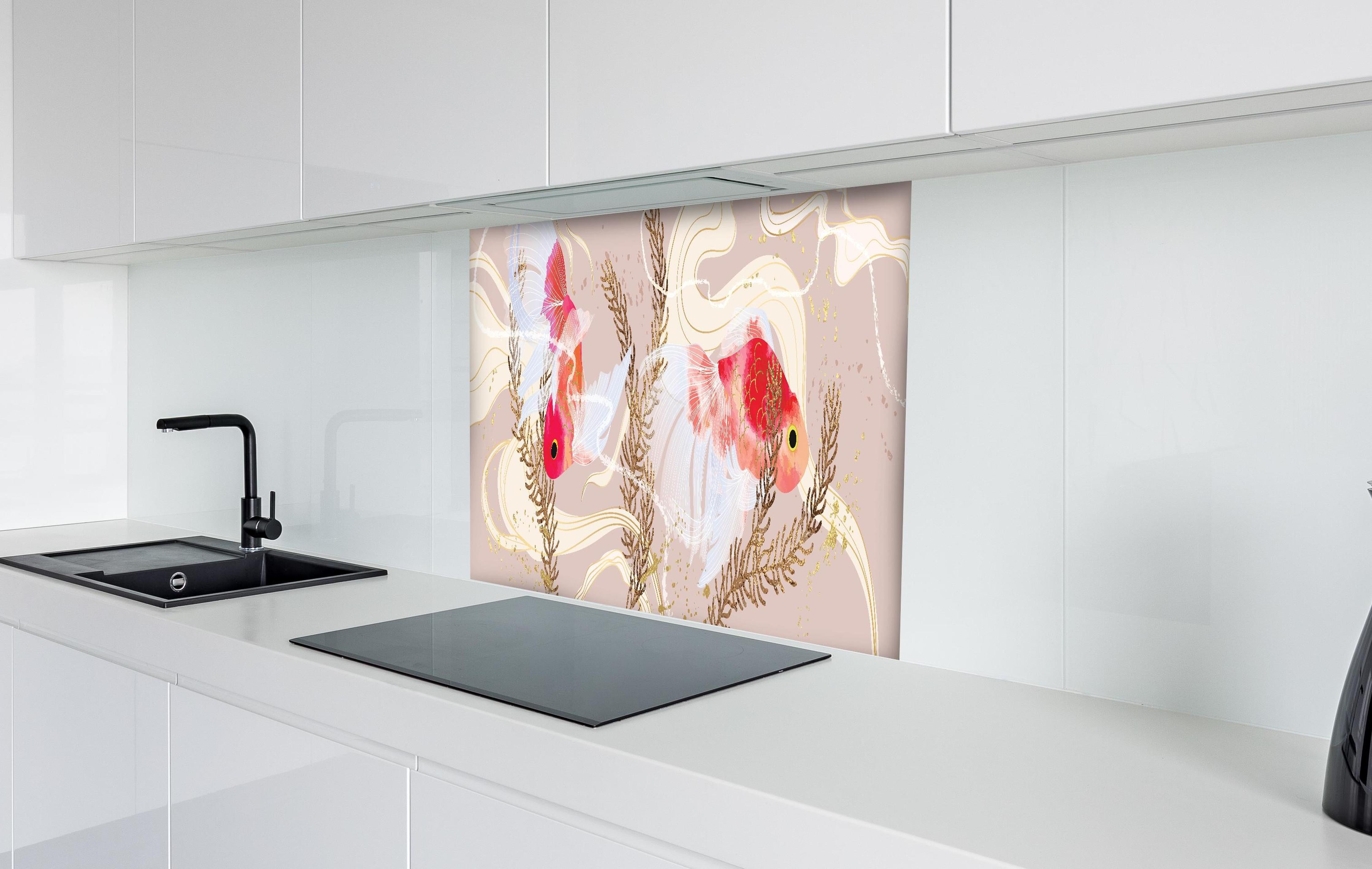 Spritzschutz - Zierfische Koi-Karpfen Aquarell-Design hinter einem Cerankochfeld zwischen Holz-Kochutensilien