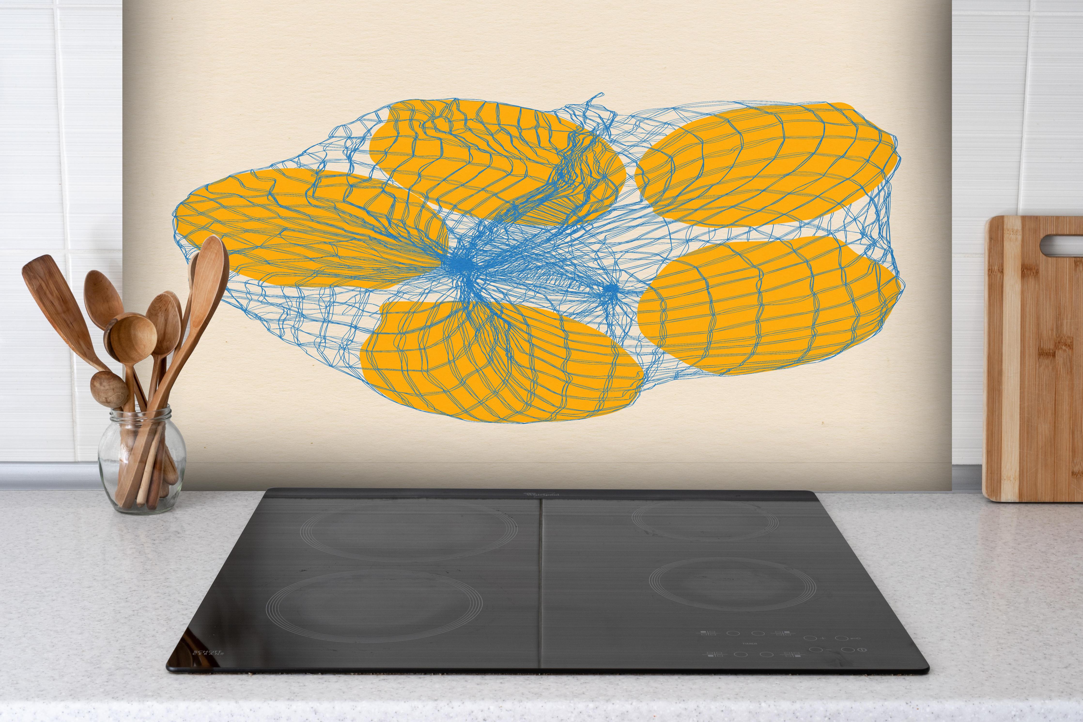 Spritzschutz - Zitronen im Sack hinter einem Cerankochfeld zwischen Holz-Kochutensilien