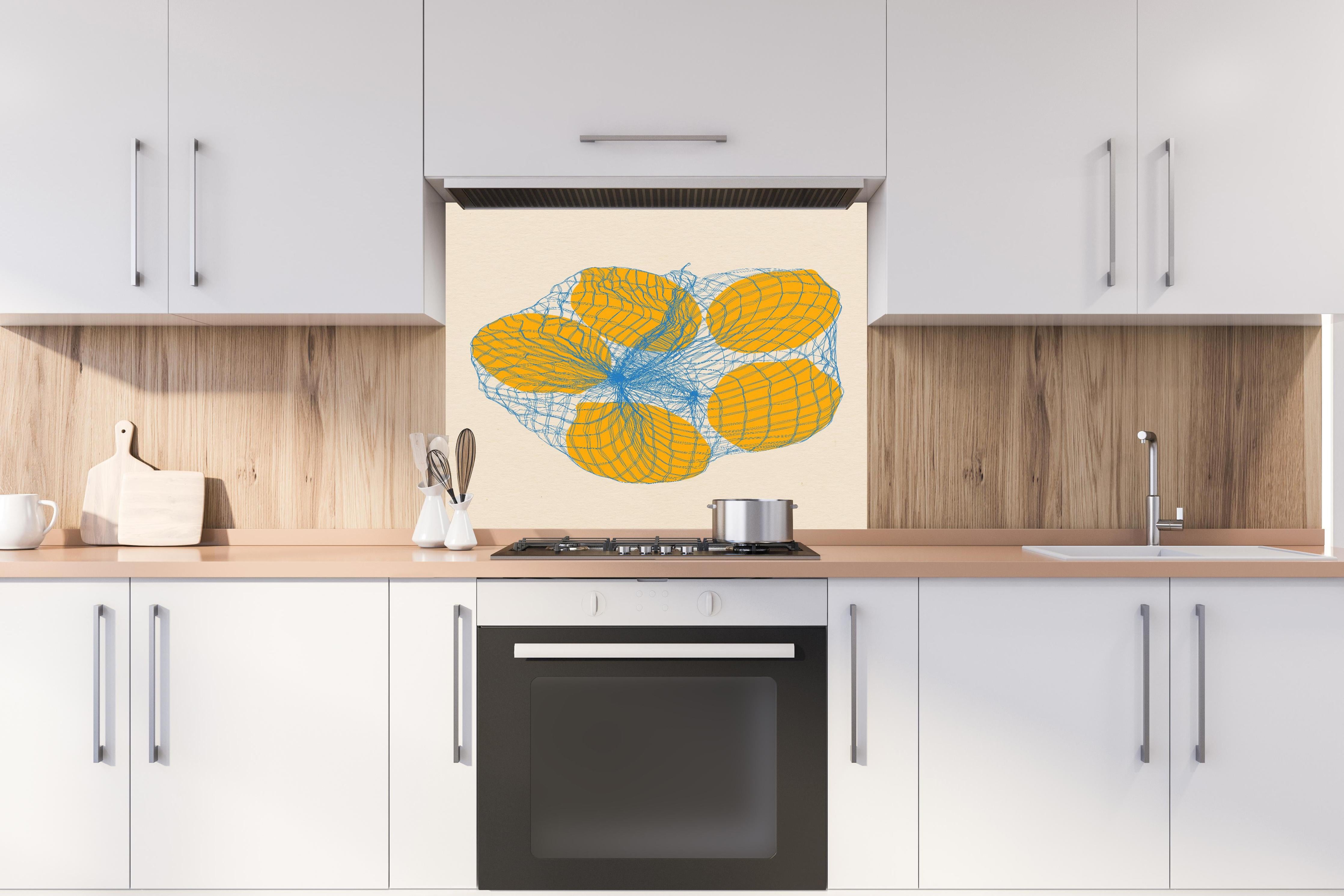 Spritzschutz - Zitronen im Sack hinter einem Cerankochfeld zwischen Holz-Kochutensilien