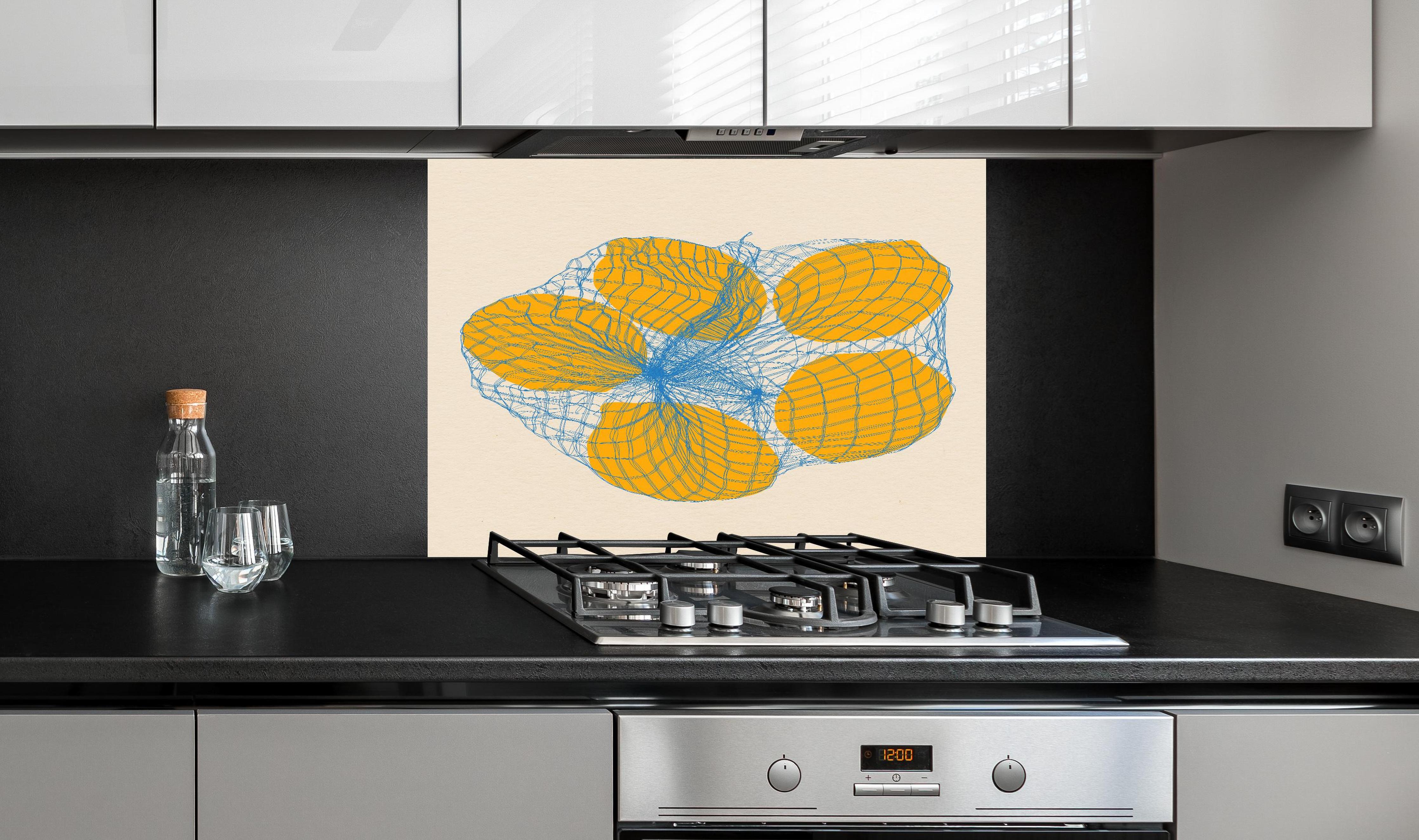 Spritzschutz - Zitronen im Sack hinter einem Cerankochfeld zwischen Holz-Kochutensilien