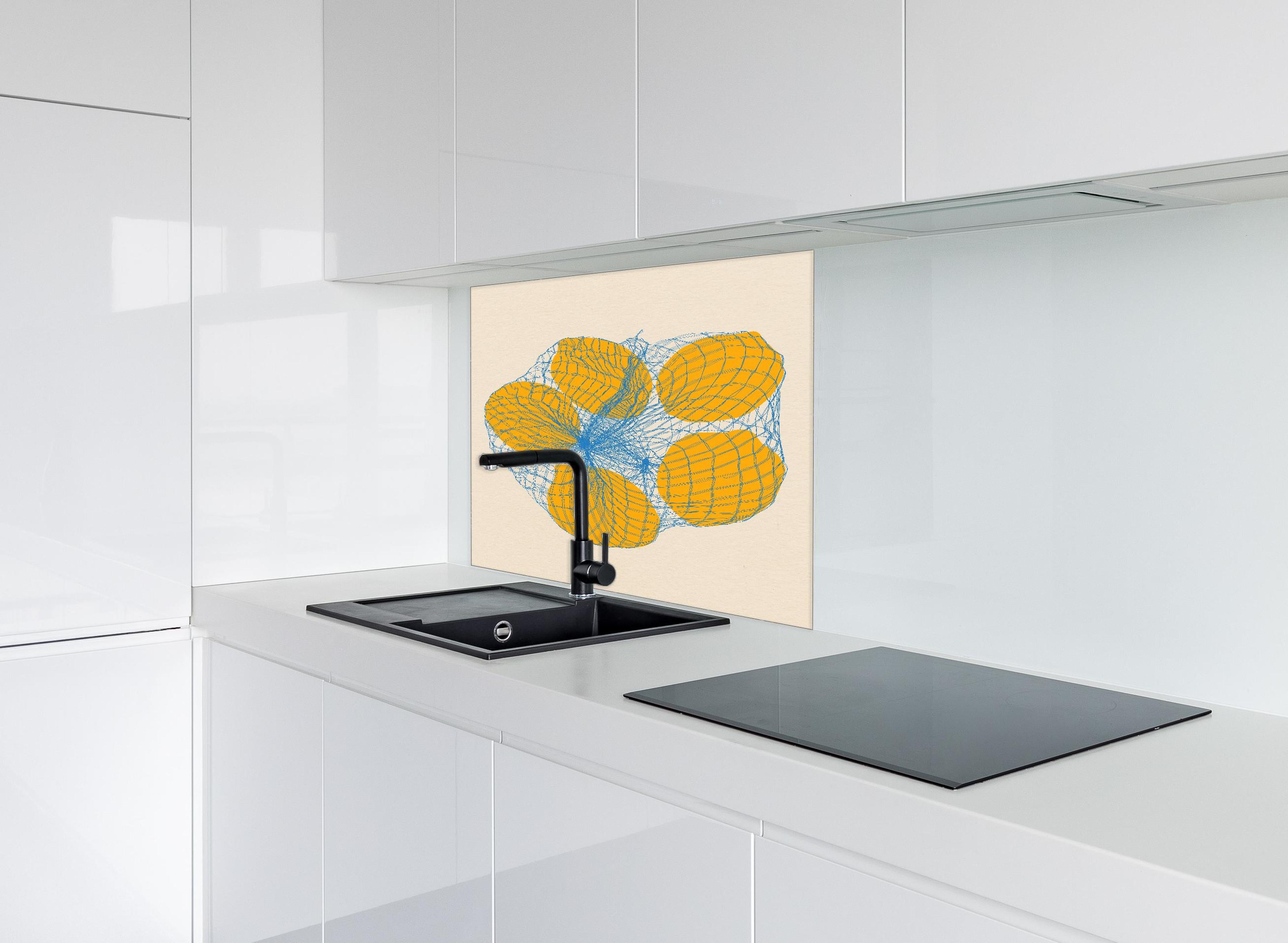 Spritzschutz - Zitronen im Sack hinter einem Cerankochfeld zwischen Holz-Kochutensilien