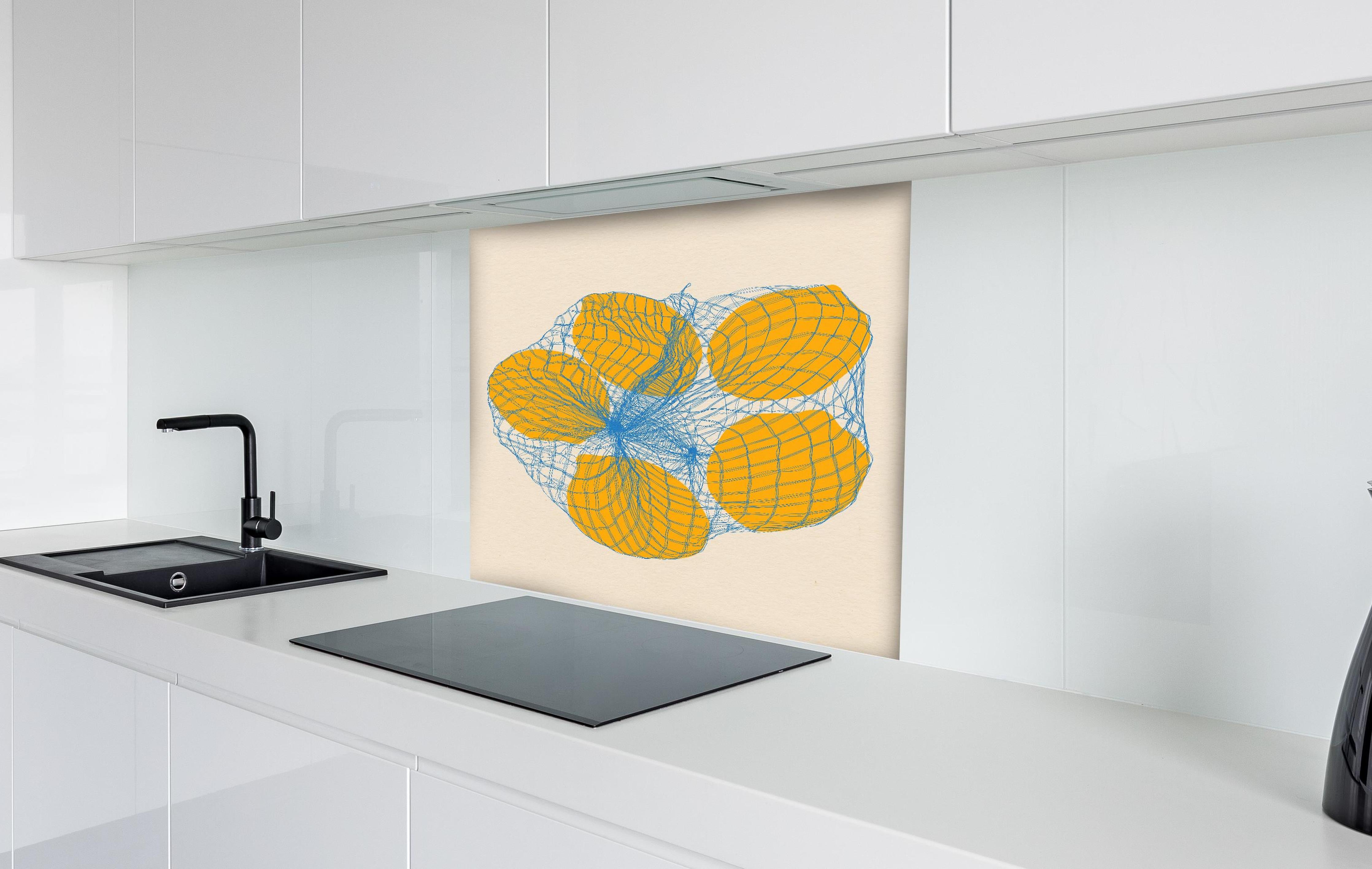 Spritzschutz - Zitronen im Sack hinter einem Cerankochfeld zwischen Holz-Kochutensilien