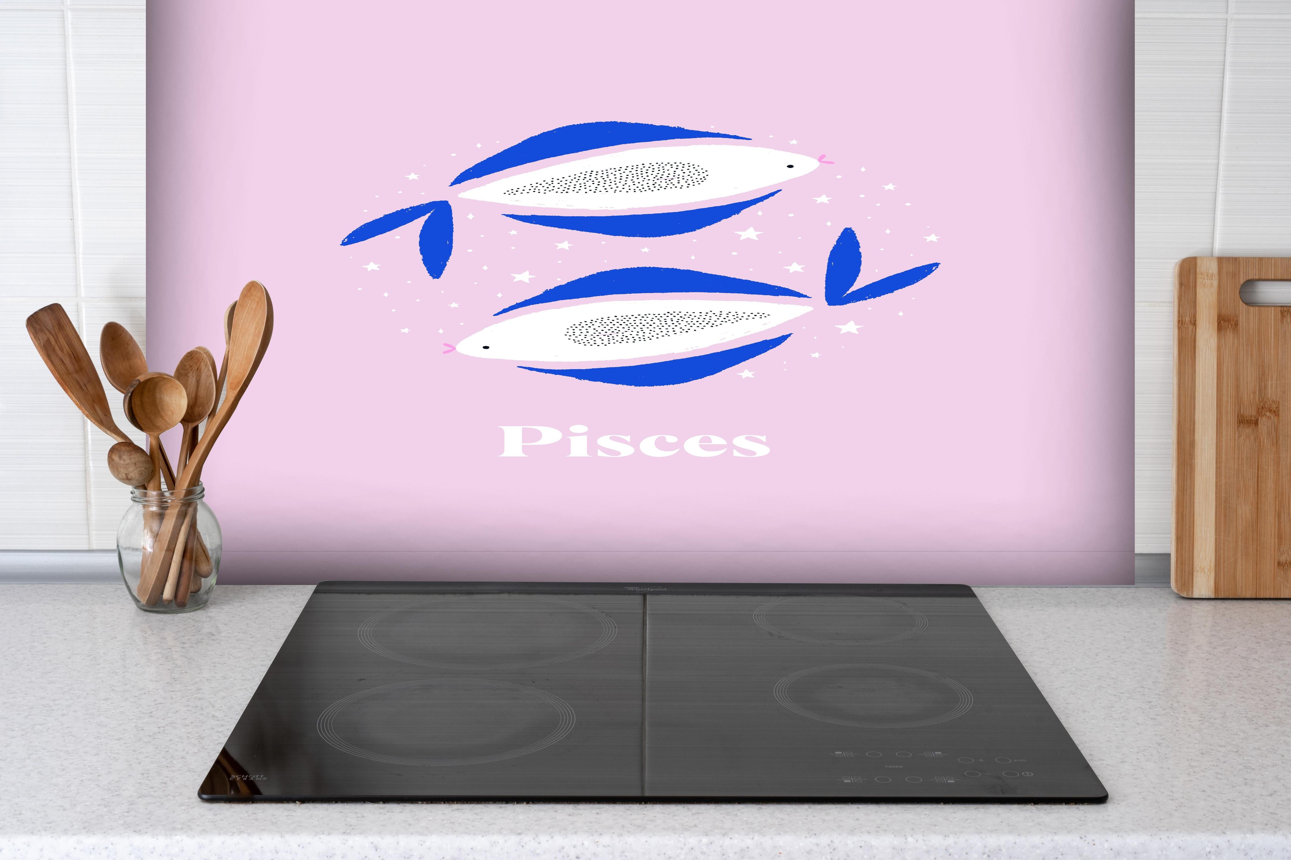 Spritzschutz - Zodiak Pisces Sternzeichen Illustration hinter einem Cerankochfeld zwischen Holz-Kochutensilien