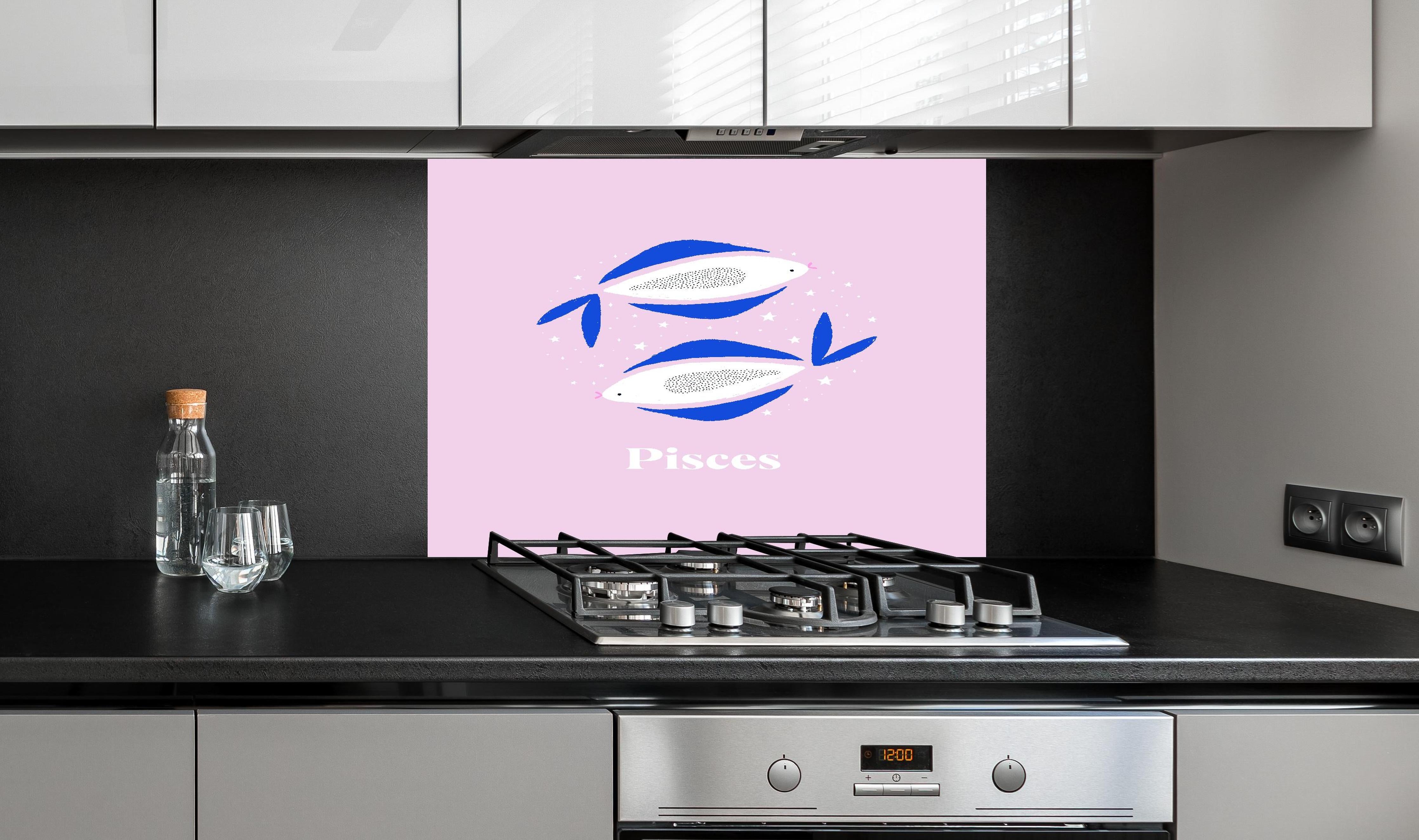 Spritzschutz - Zodiak Pisces Sternzeichen Illustration hinter einem Cerankochfeld zwischen Holz-Kochutensilien