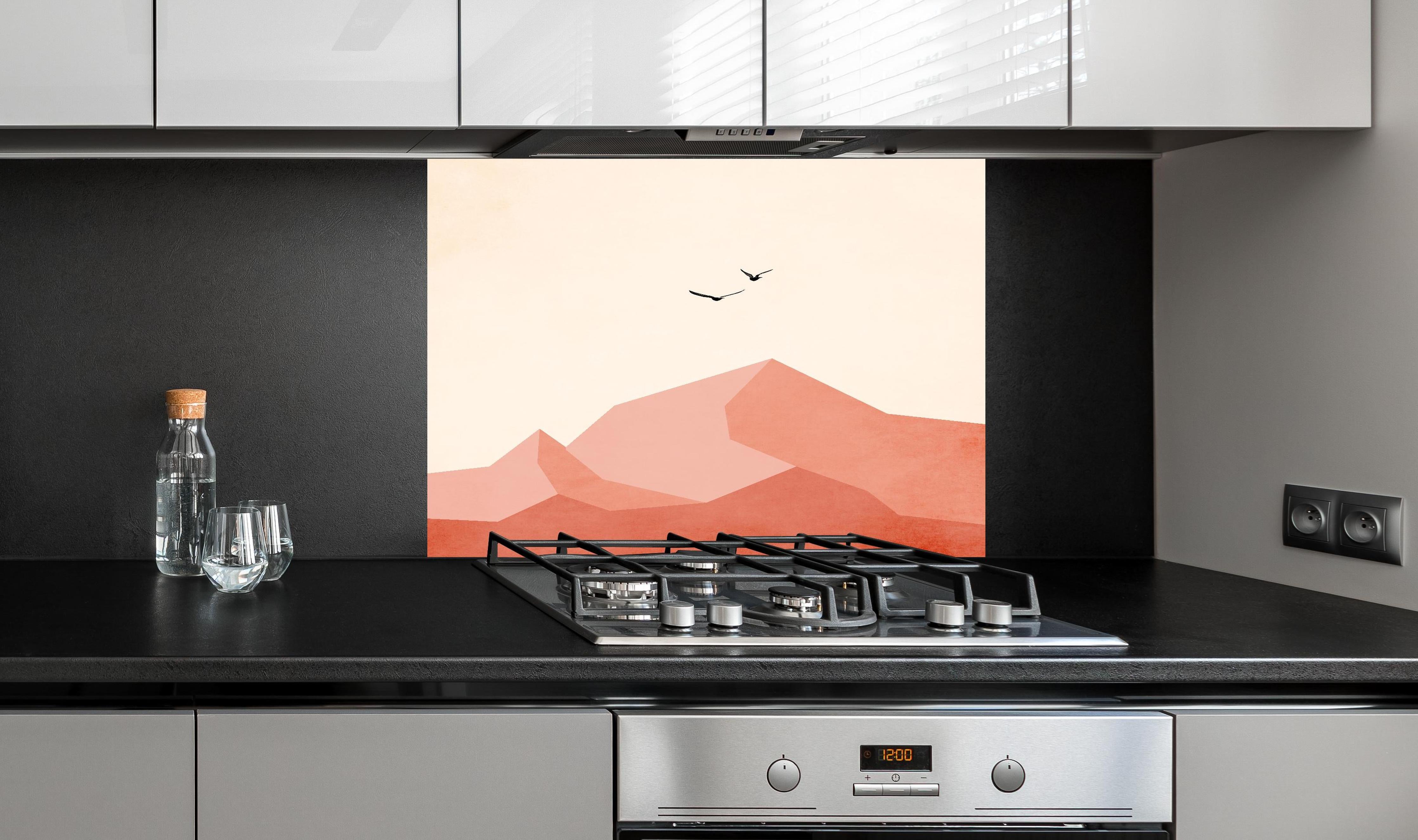 Spritzschutz - Zugspitze - Moderne Darstellung hinter einem Cerankochfeld zwischen Holz-Kochutensilien