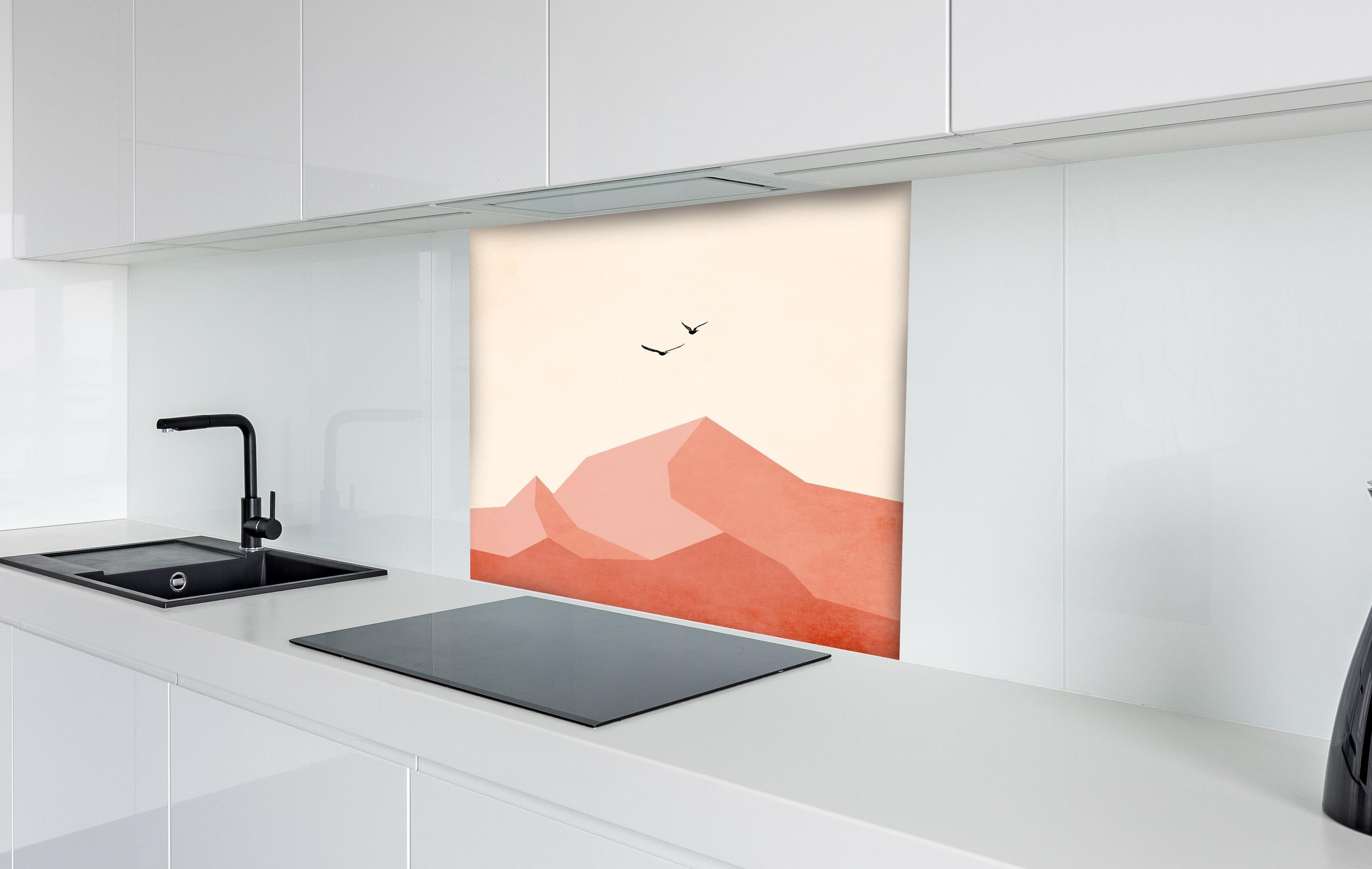 Spritzschutz - Zugspitze - Moderne Darstellung hinter einem Cerankochfeld zwischen Holz-Kochutensilien