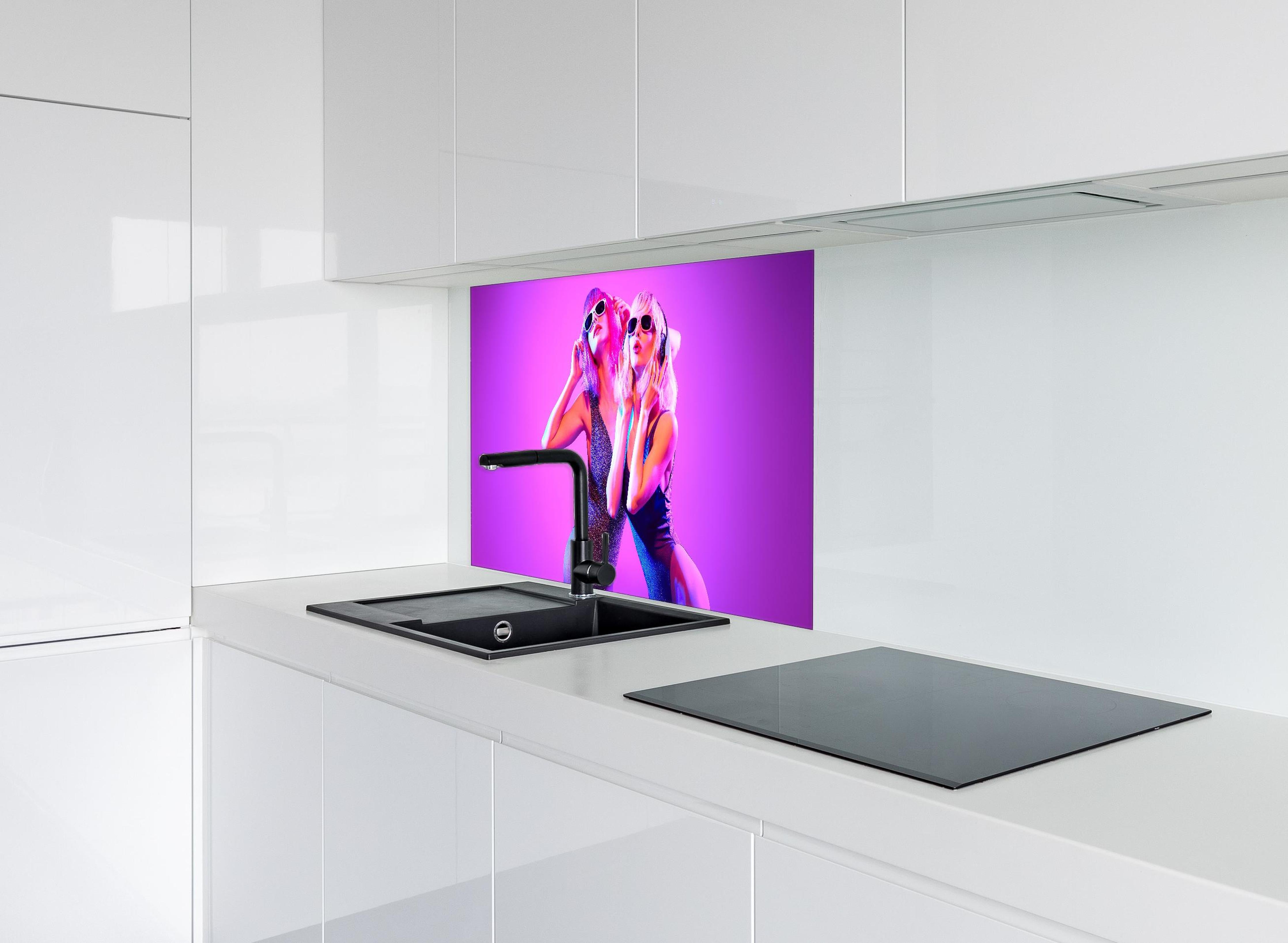 Spritzschutz - Zwei DJ Fitness Frau in bunten Neonlicht. Disco hinter einem Cerankochfeld zwischen Holz-Kochutensilien