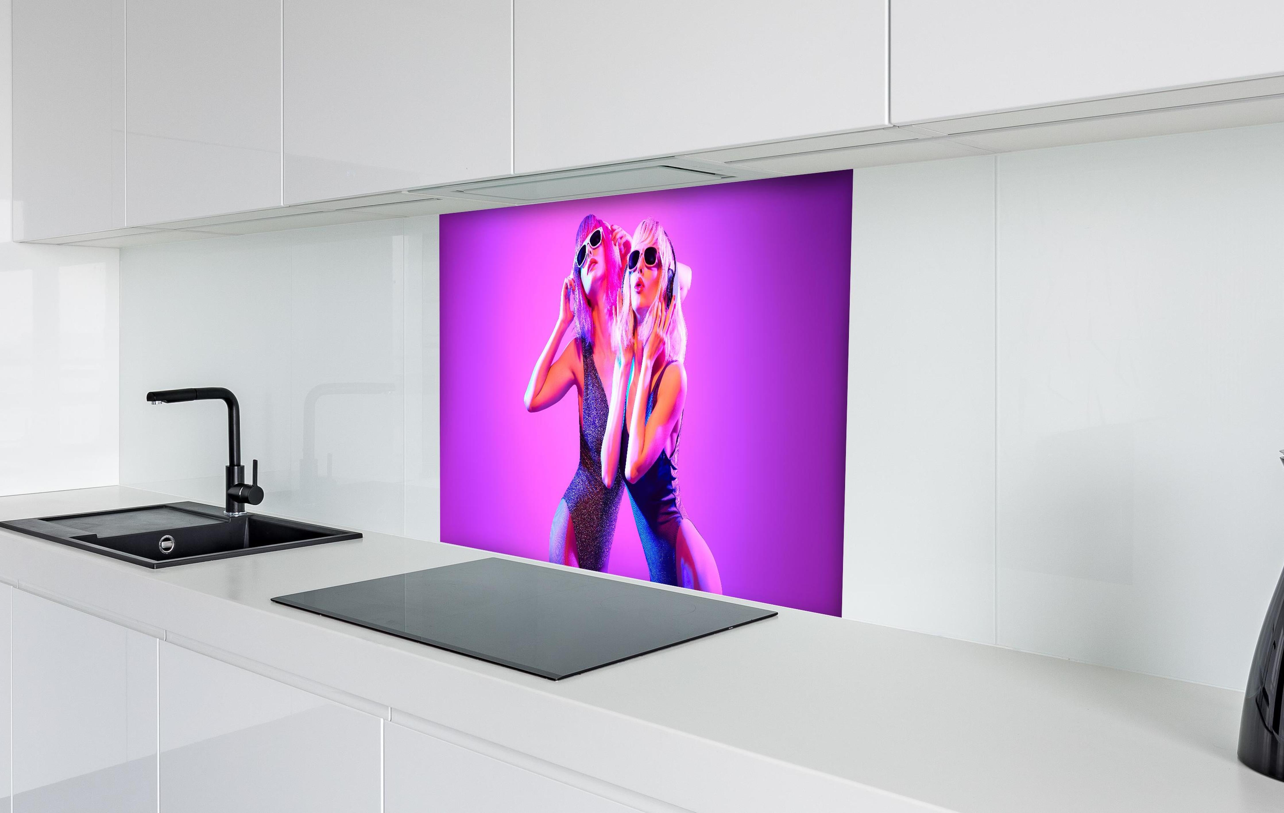 Spritzschutz - Zwei DJ Fitness Frau in bunten Neonlicht. Disco hinter einem Cerankochfeld zwischen Holz-Kochutensilien