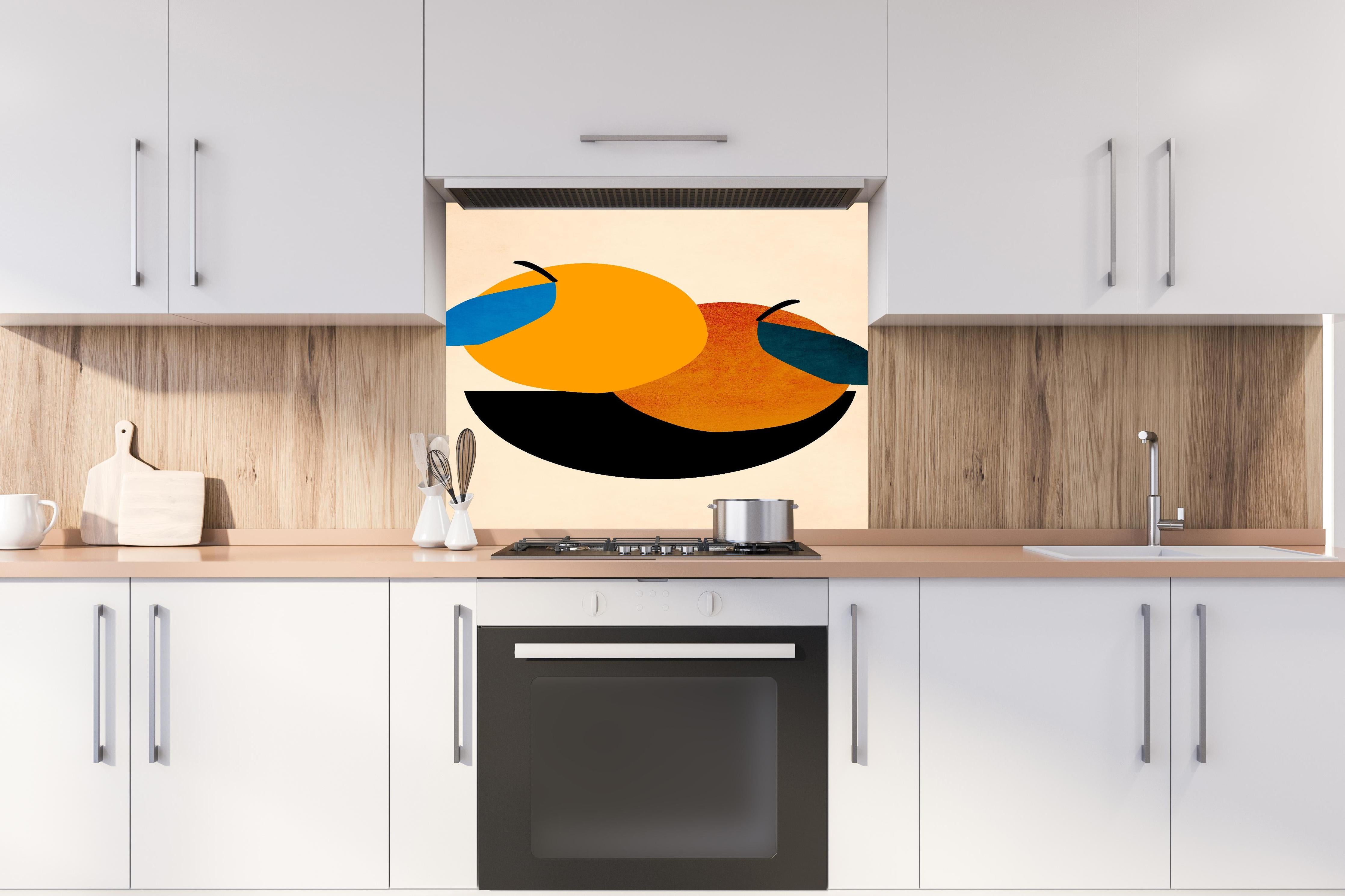 Spritzschutz - Zwei Orangen - Zeichnung hinter einem Cerankochfeld zwischen Holz-Kochutensilien