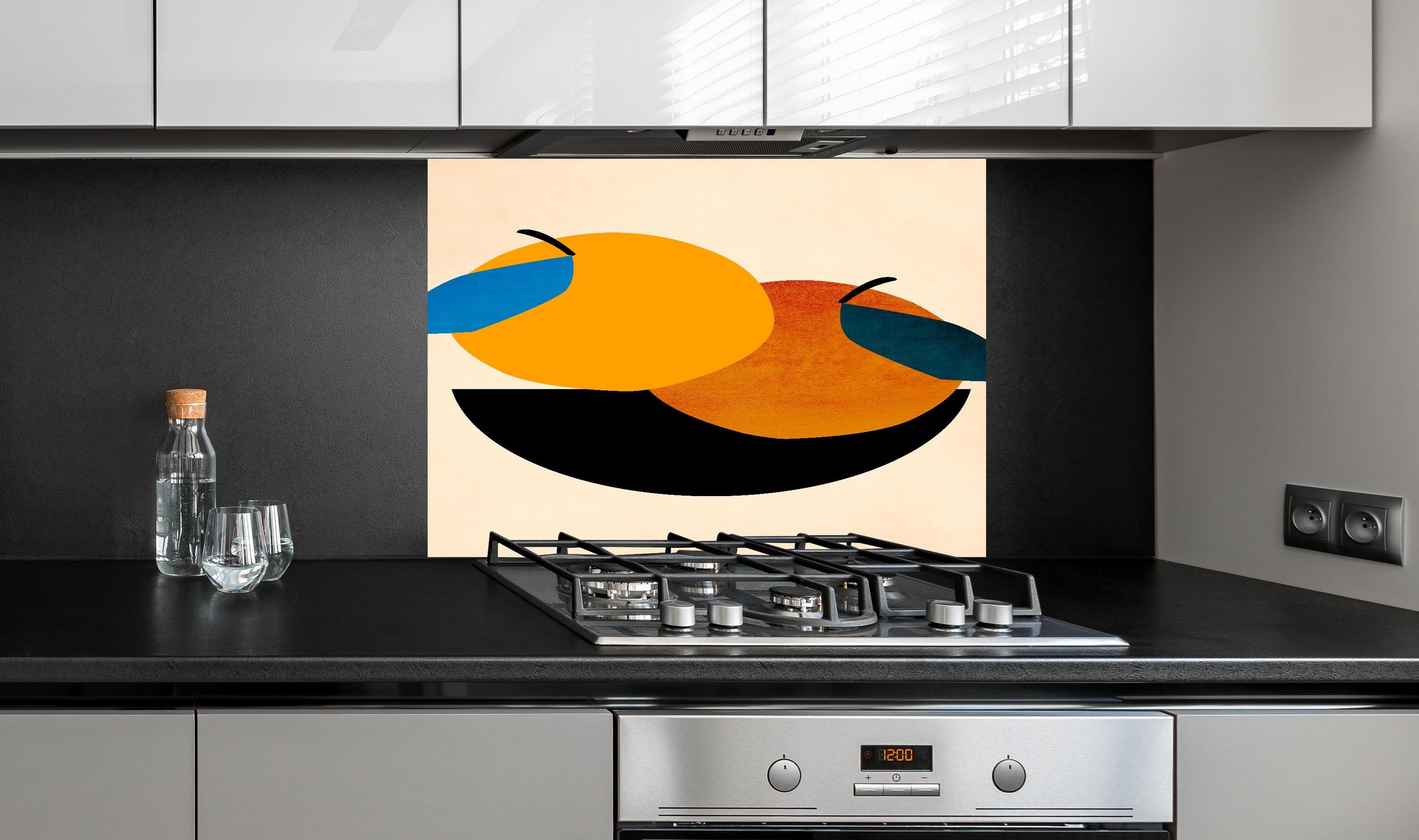 Spritzschutz - Zwei Orangen - Zeichnung hinter einem Cerankochfeld zwischen Holz-Kochutensilien