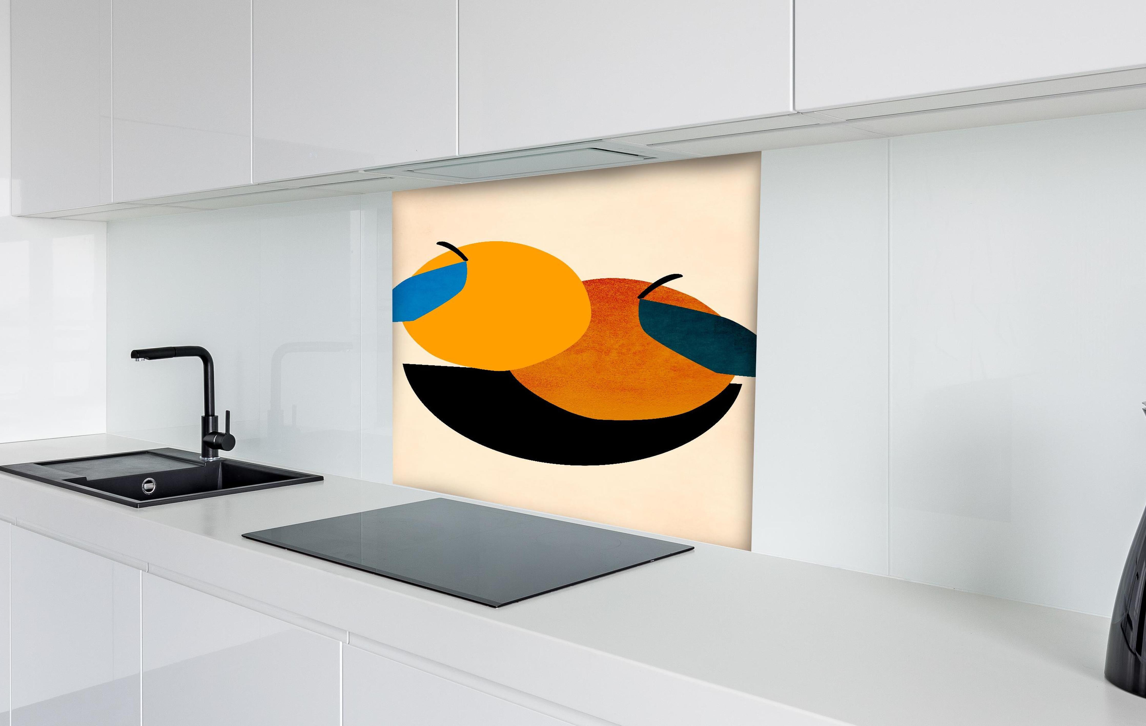 Spritzschutz - Zwei Orangen - Zeichnung hinter einem Cerankochfeld zwischen Holz-Kochutensilien