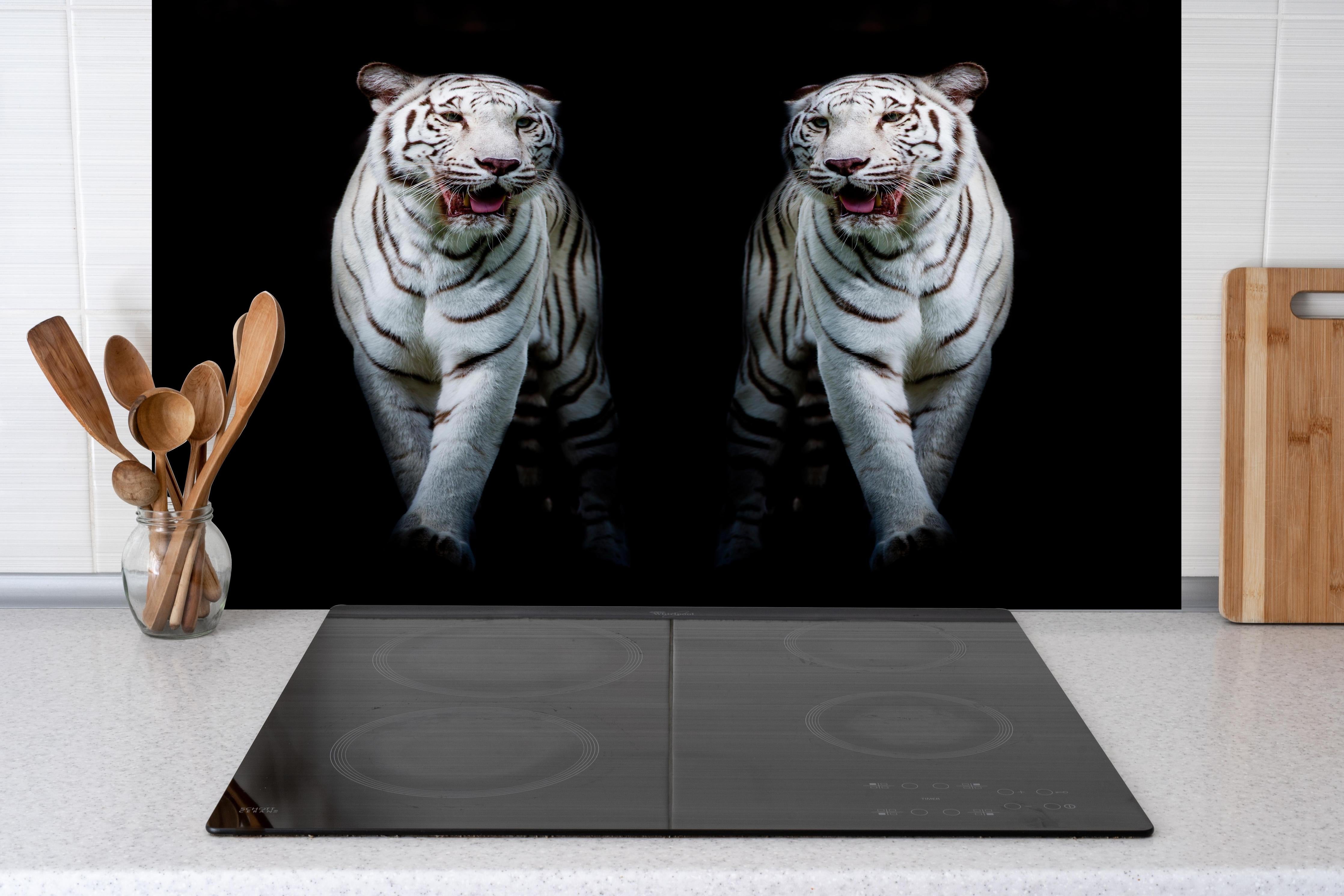 Spritzschutz - Zwei weiße Tiger auf schwarzem Hintergrund hinter einem Cerankochfeld zwischen Holz-Kochutensilien