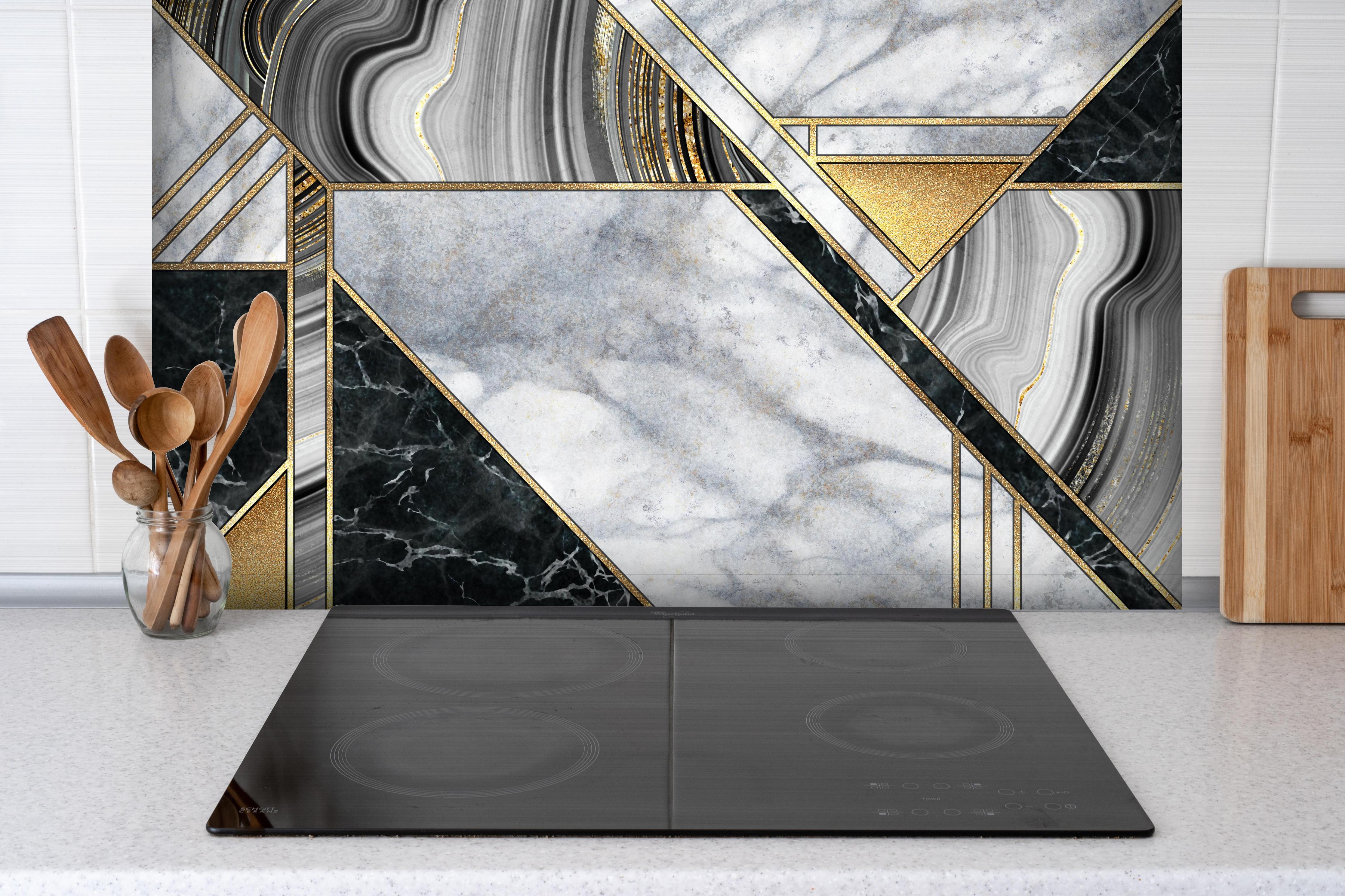 Spritzschutz - abstrakter Art Deco Hintergrund hinter einem Cerankochfeld zwischen Holz-Kochutensilien