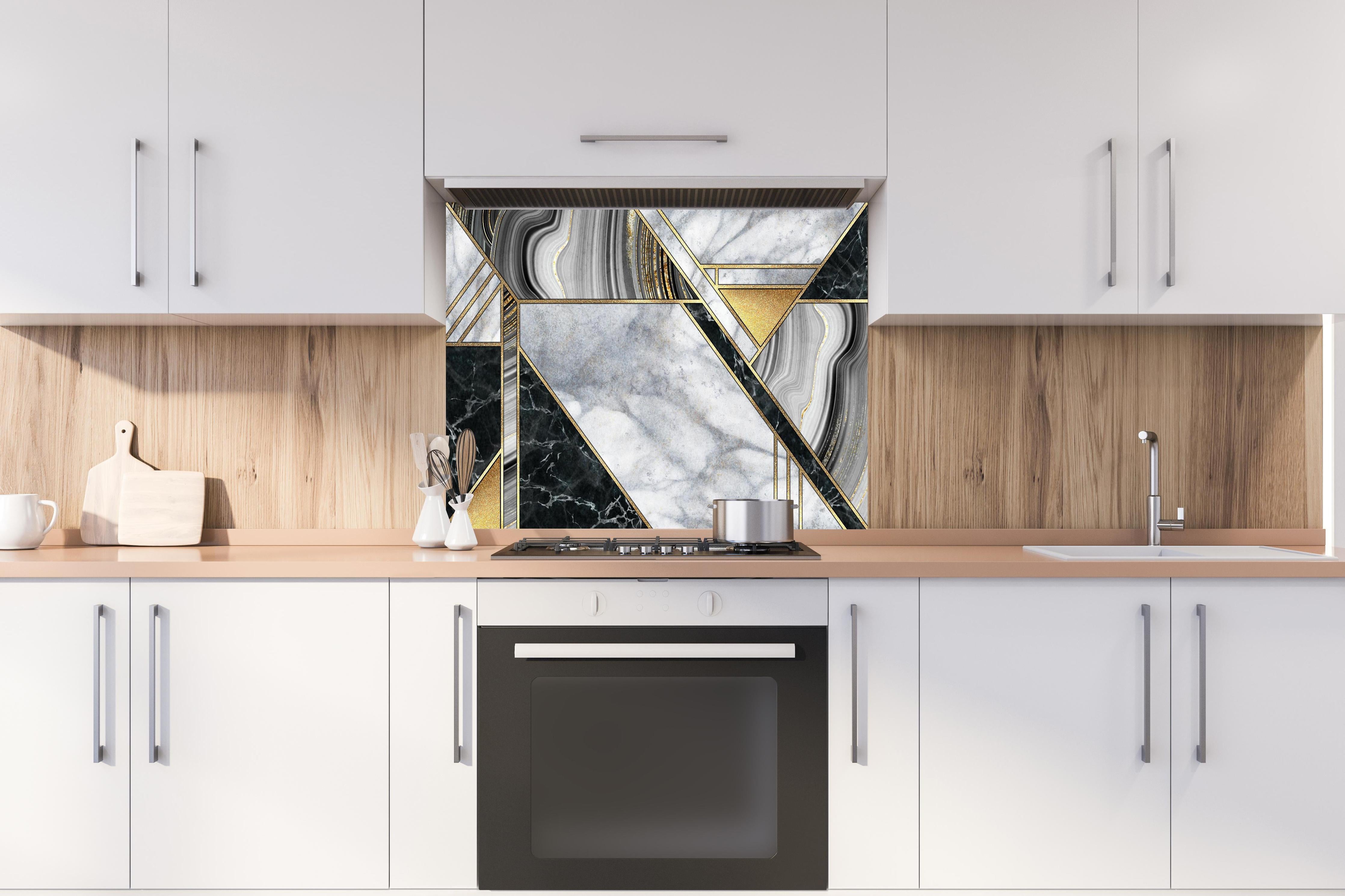 Spritzschutz - abstrakter Art Deco Hintergrund hinter einem Cerankochfeld zwischen Holz-Kochutensilien