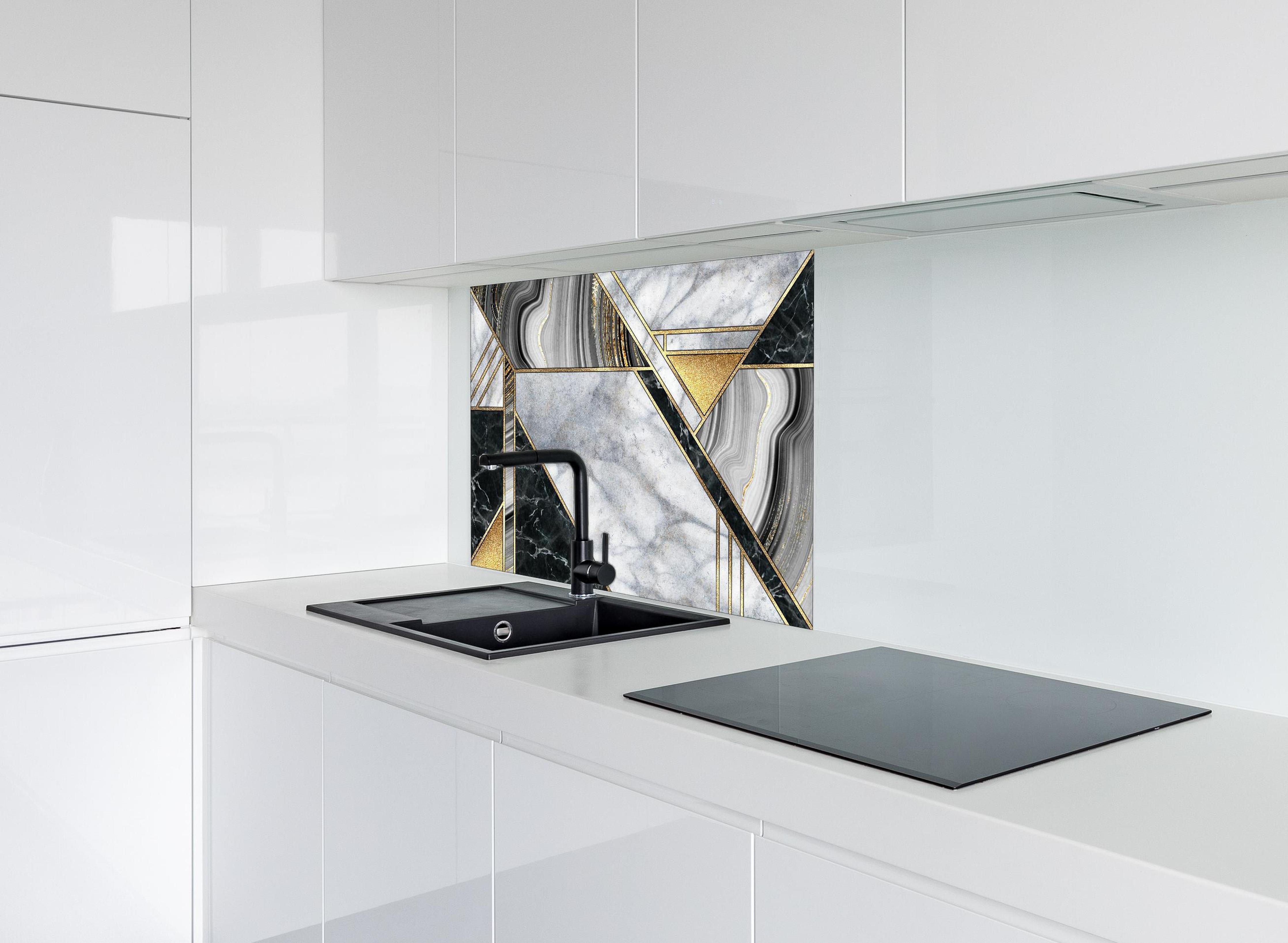 Spritzschutz - abstrakter Art Deco Hintergrund hinter einem Cerankochfeld zwischen Holz-Kochutensilien