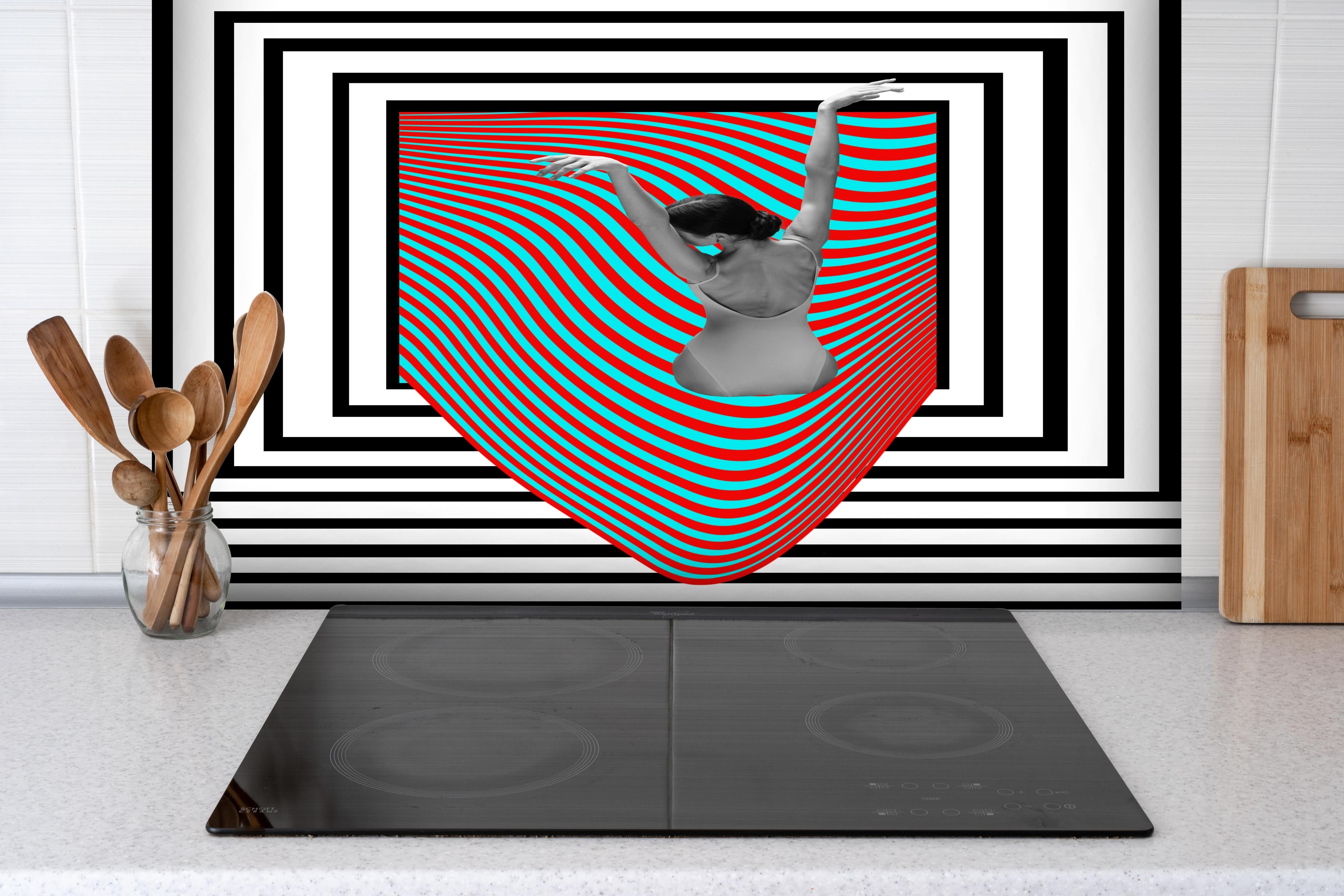 Spritzschutz - ästhetische Kunstkollage mit Model hinter einem Cerankochfeld zwischen Holz-Kochutensilien