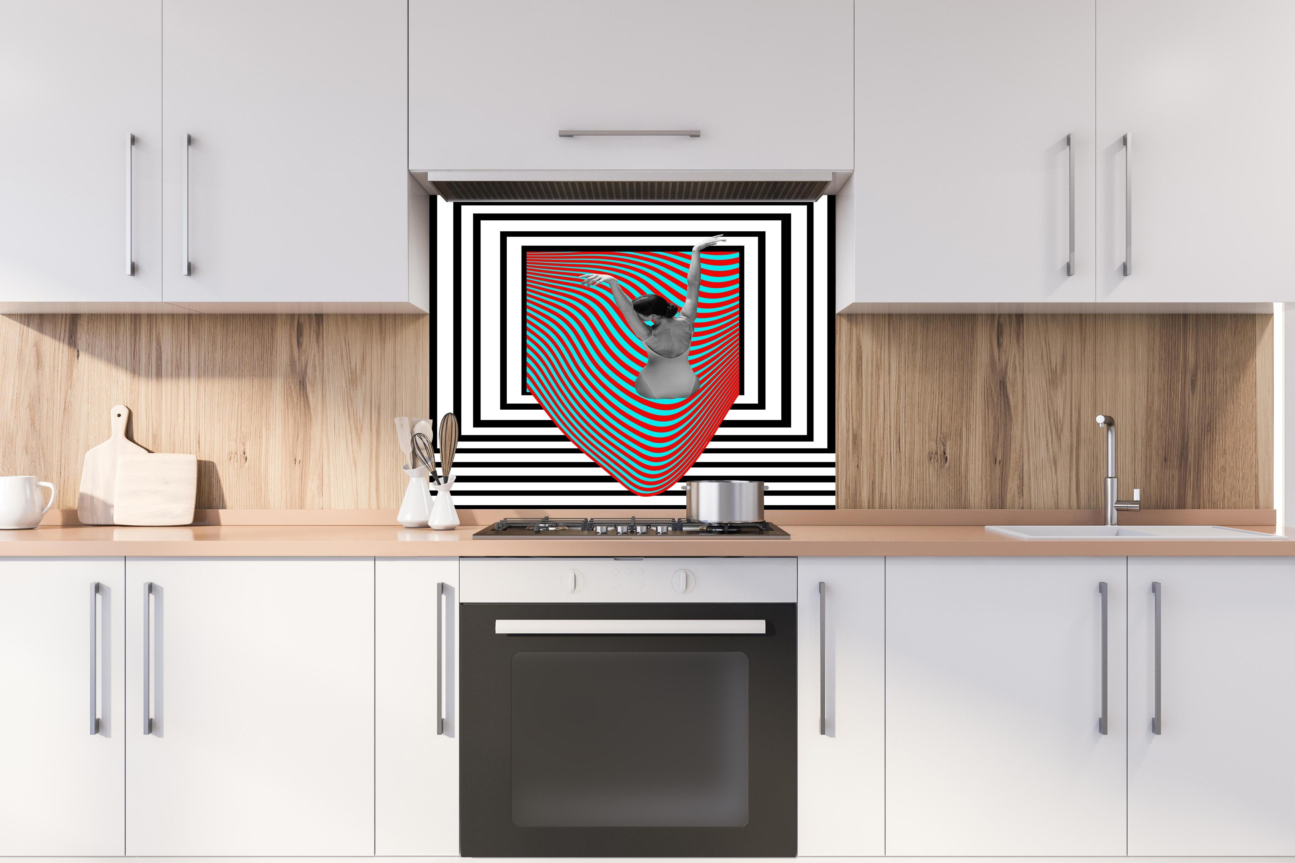 Spritzschutz - ästhetische Kunstkollage mit Model hinter einem Cerankochfeld zwischen Holz-Kochutensilien