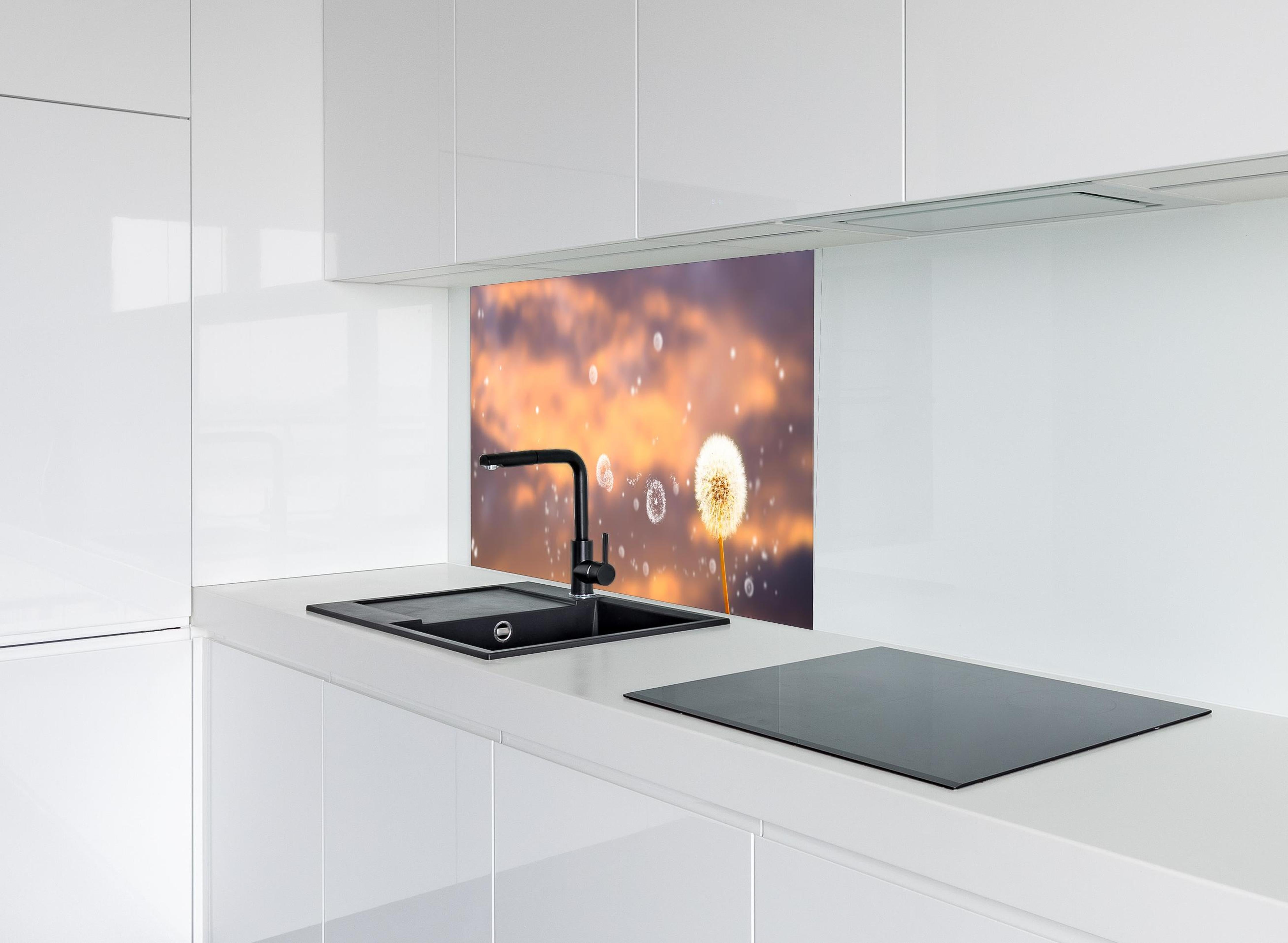 Spritzschutz - blütenstaub von pusteblumen in der abendsonne hinter einem Cerankochfeld zwischen Holz-Kochutensilien