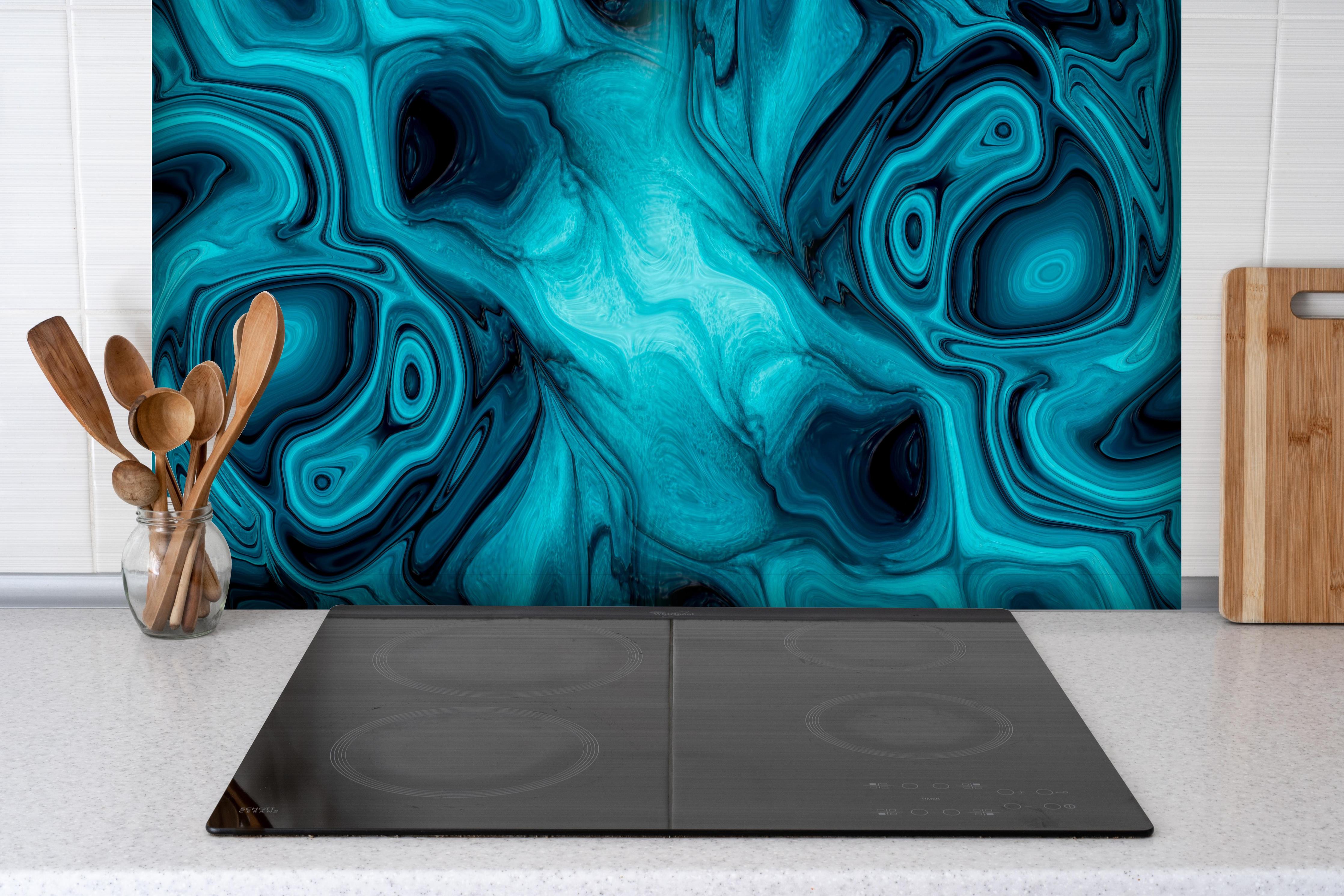 Spritzschutz - flüssiges Acrylharz - Abstrakt hinter einem Cerankochfeld zwischen Holz-Kochutensilien