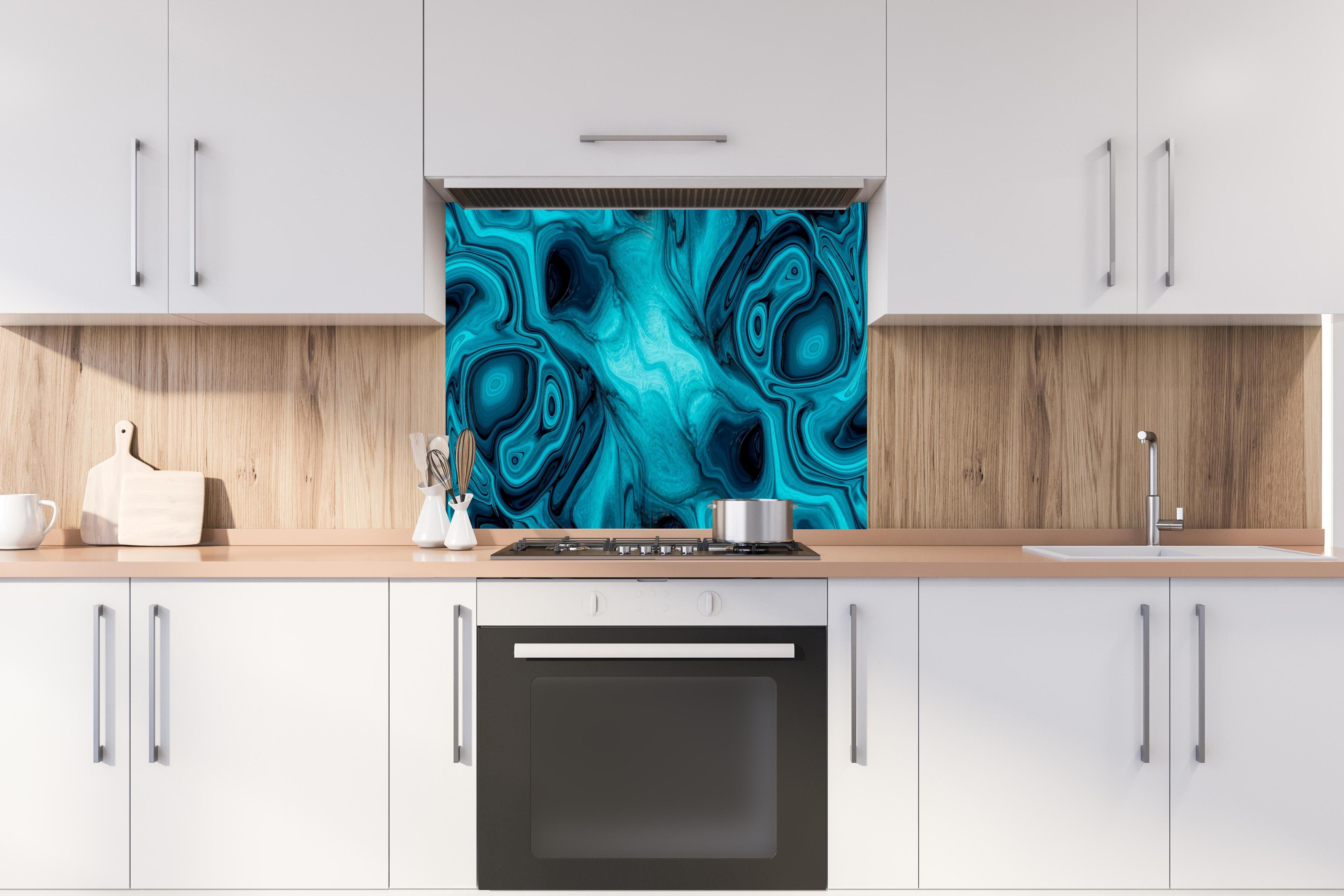 Spritzschutz - flüssiges Acrylharz - Abstrakt hinter einem Cerankochfeld zwischen Holz-Kochutensilien