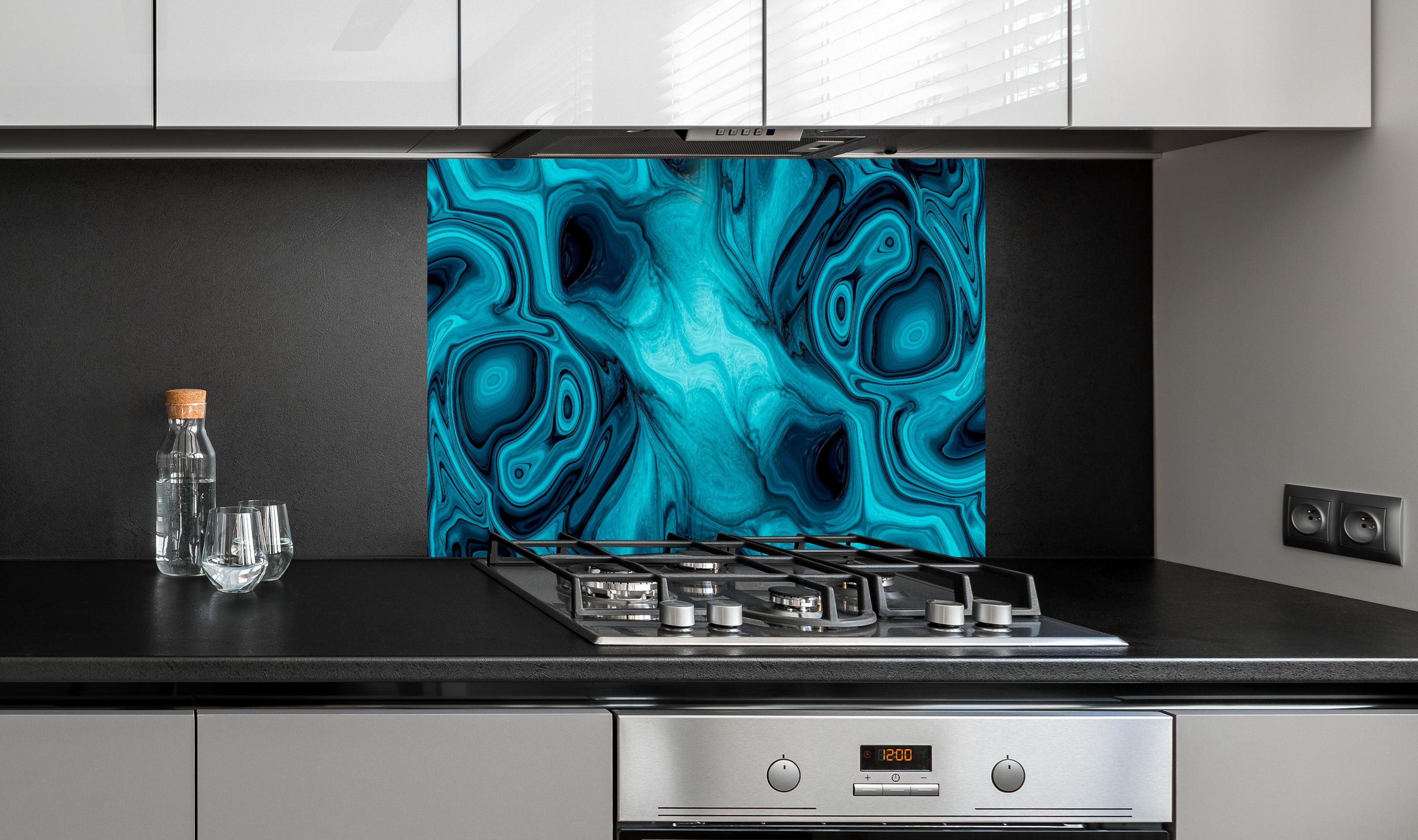 Spritzschutz - flüssiges Acrylharz - Abstrakt hinter einem Cerankochfeld zwischen Holz-Kochutensilien