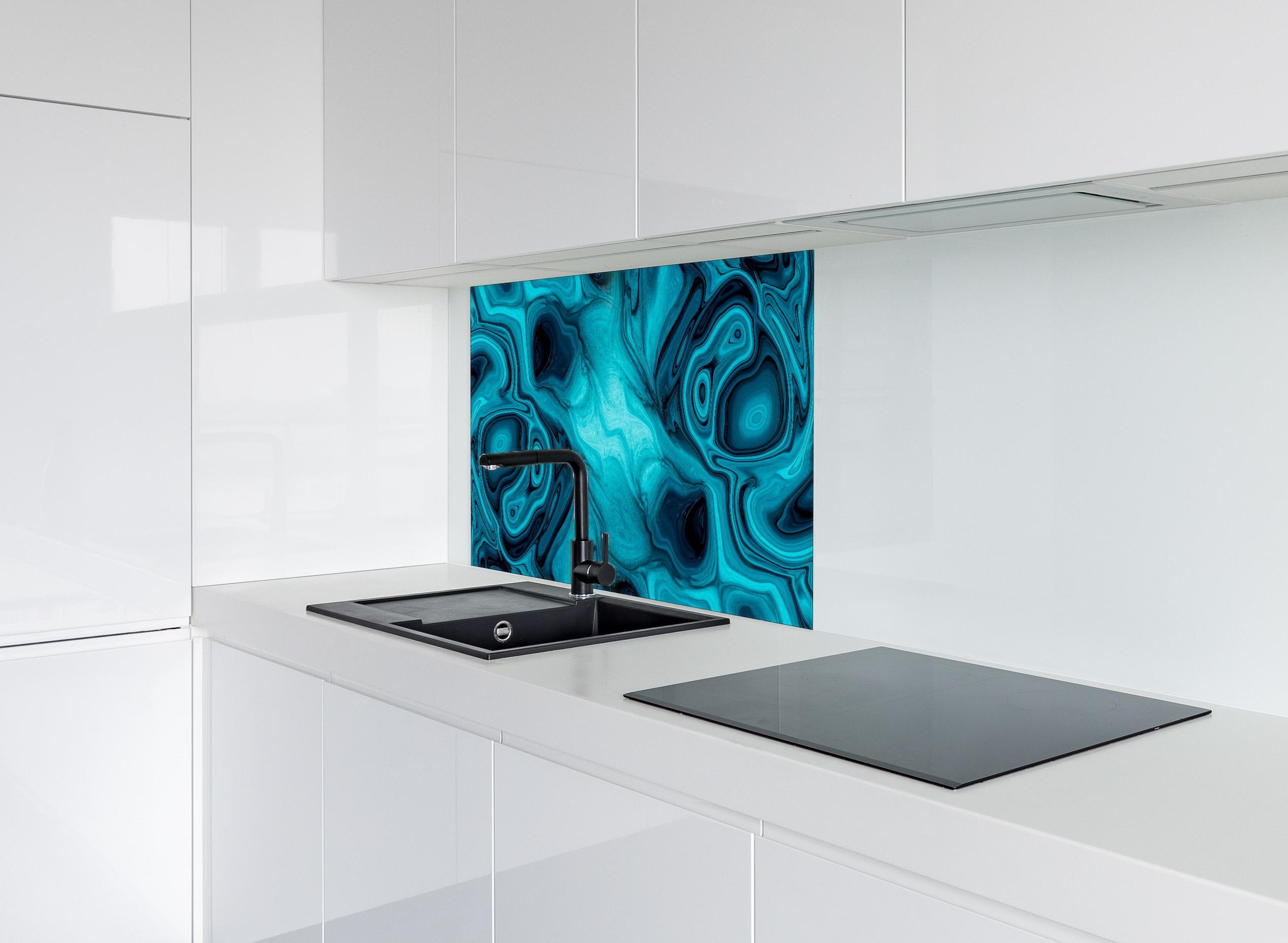 Spritzschutz - flüssiges Acrylharz - Abstrakt hinter einem Cerankochfeld zwischen Holz-Kochutensilien